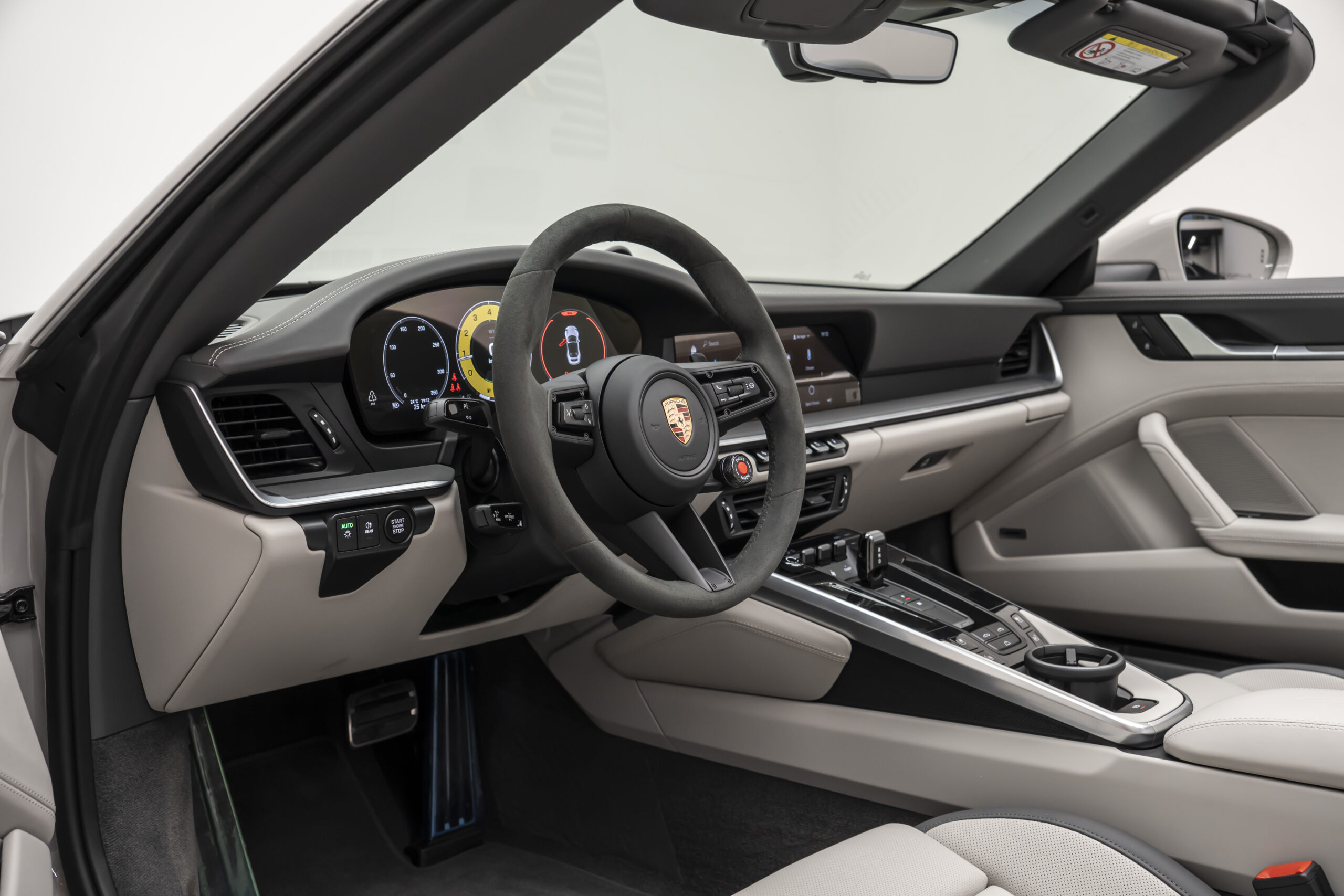
								2026 Porsche 911 GTS Cabrio full									