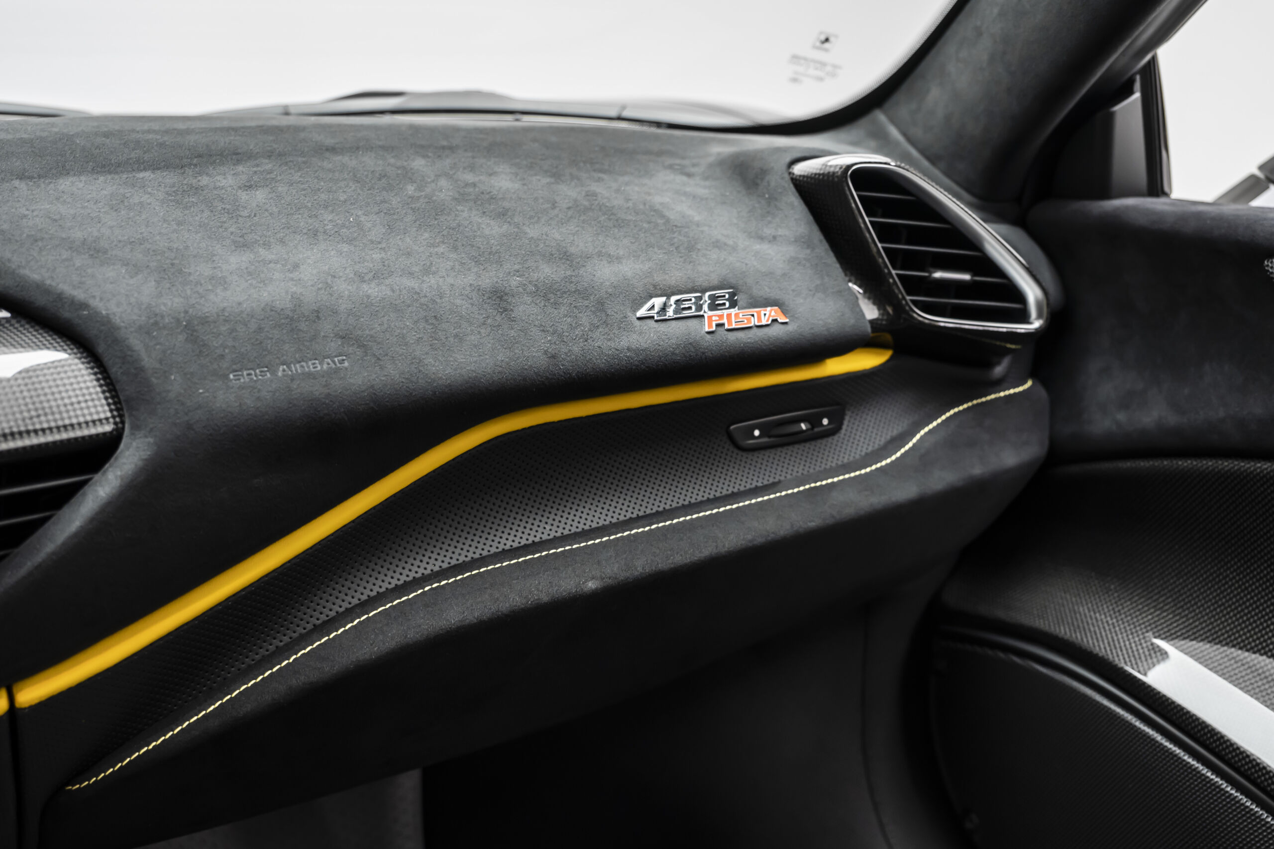 
								2020 Ferrari 488 Pista full									