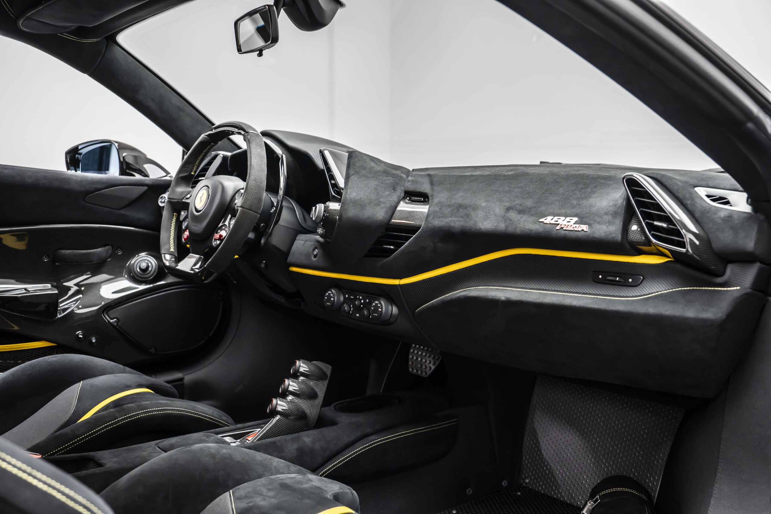 
								2020 Ferrari 488 Pista full									