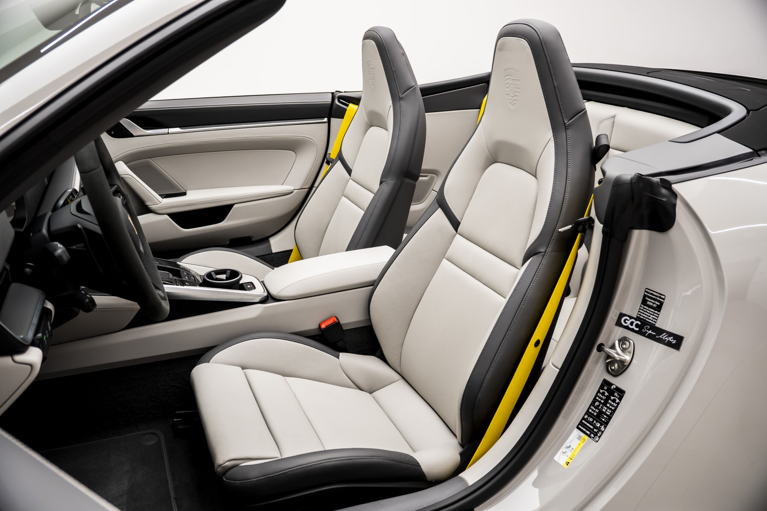 
								2026 Porsche 911 GTS Cabrio full									