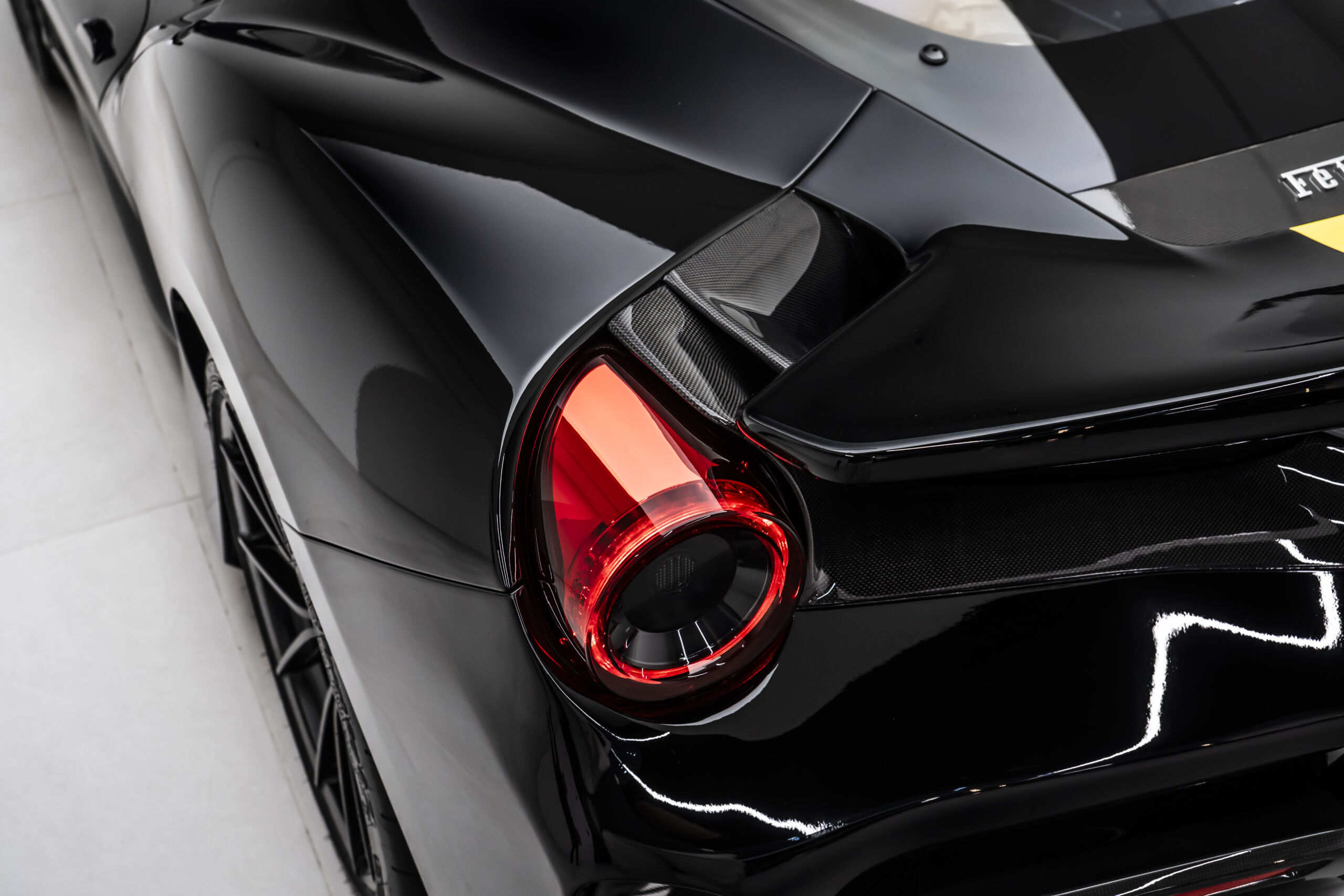 
								2020 Ferrari 488 Pista full									