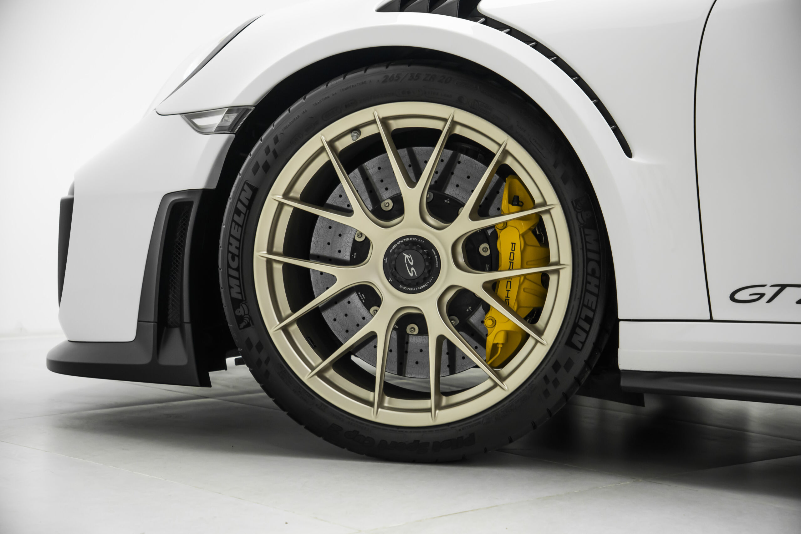
								2018 Porsche 911 GT2RS Weissach full									
