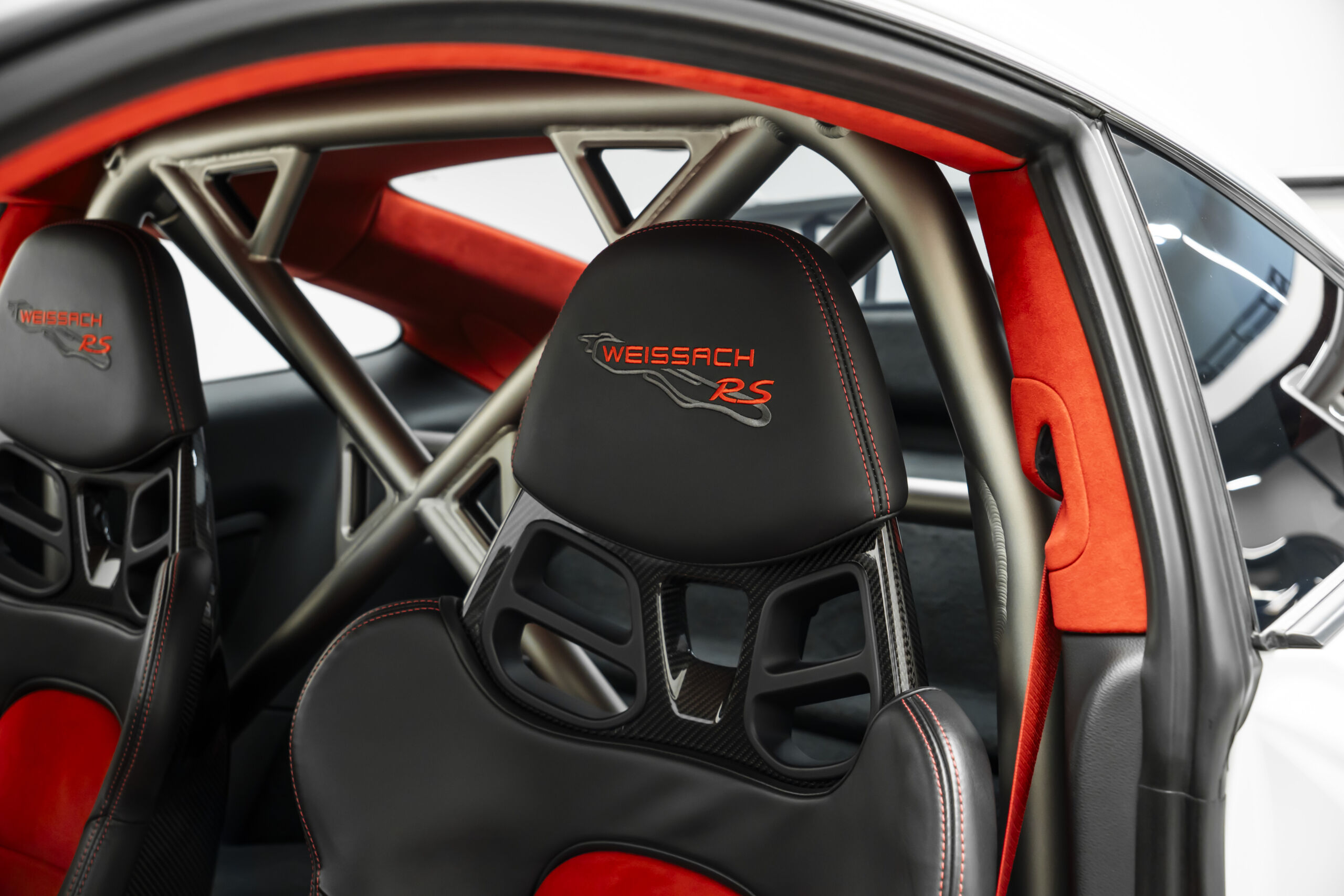 
								2018 Porsche 911 GT2RS Weissach full									