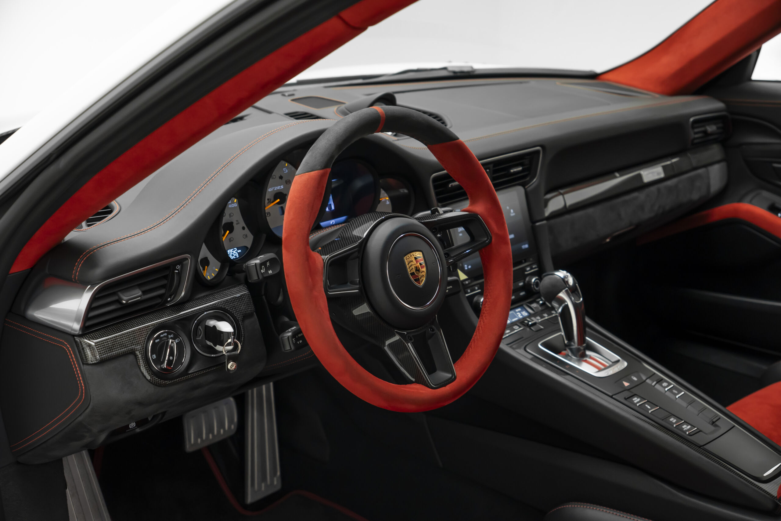 
								2018 Porsche 911 GT2RS Weissach full									
