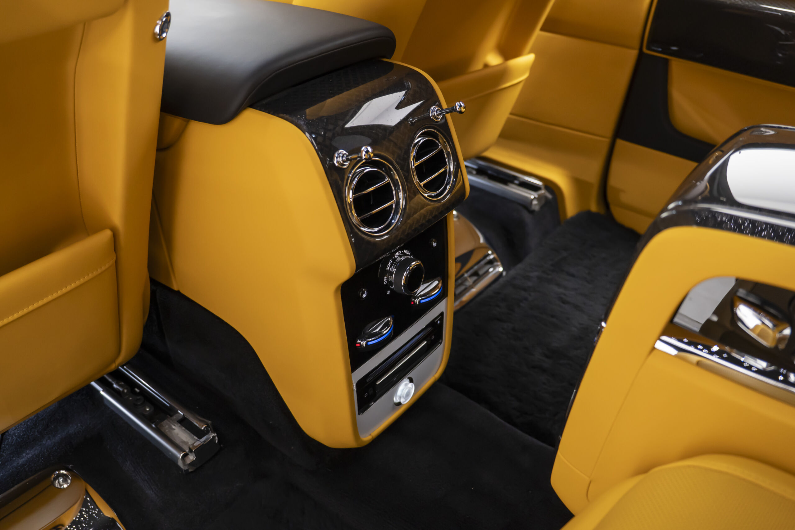 
								2023 Rolls Royce Cullinan Black Badge Bespoke full									