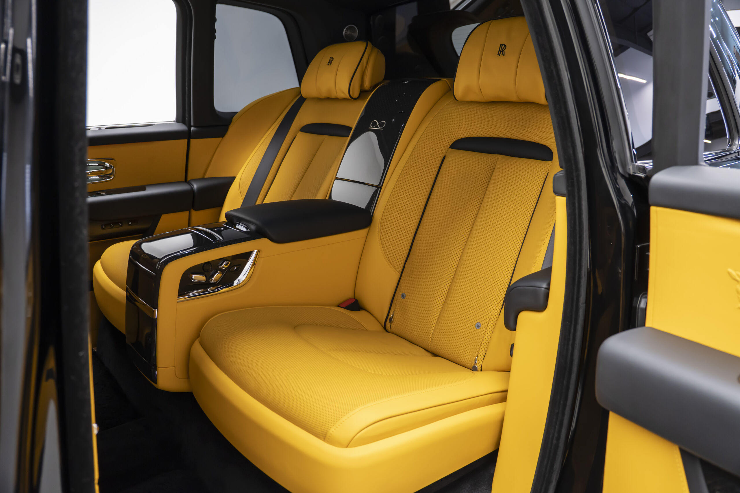 
								2023 Rolls Royce Cullinan Black Badge Bespoke full									
