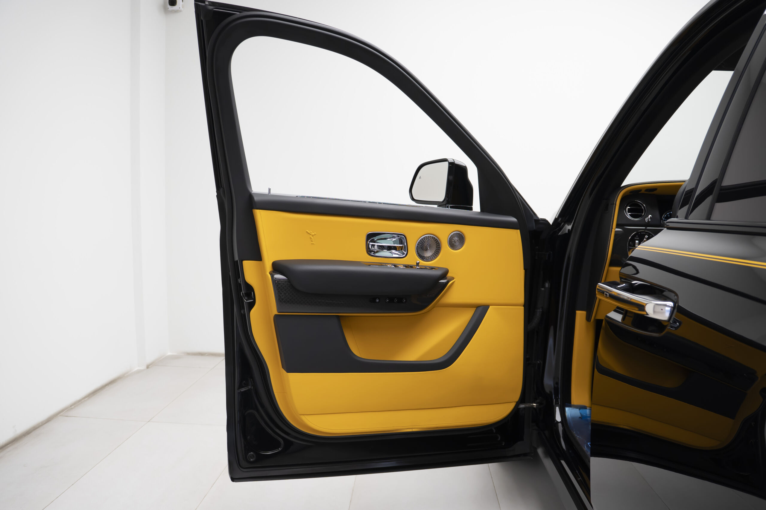 
								2023 Rolls Royce Cullinan Black Badge Bespoke full									