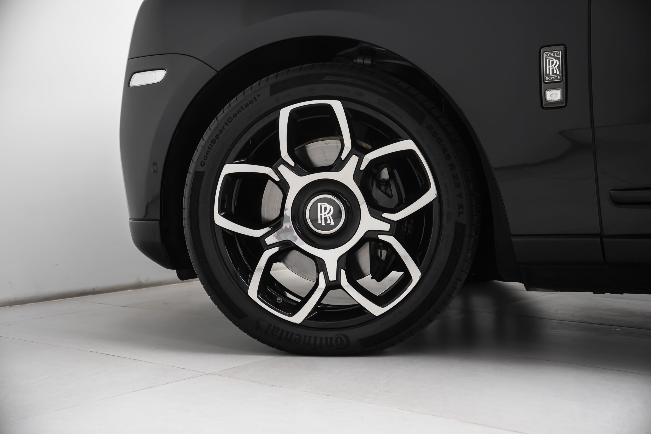 
								2023 Rolls Royce Cullinan Black Badge Bespoke full									