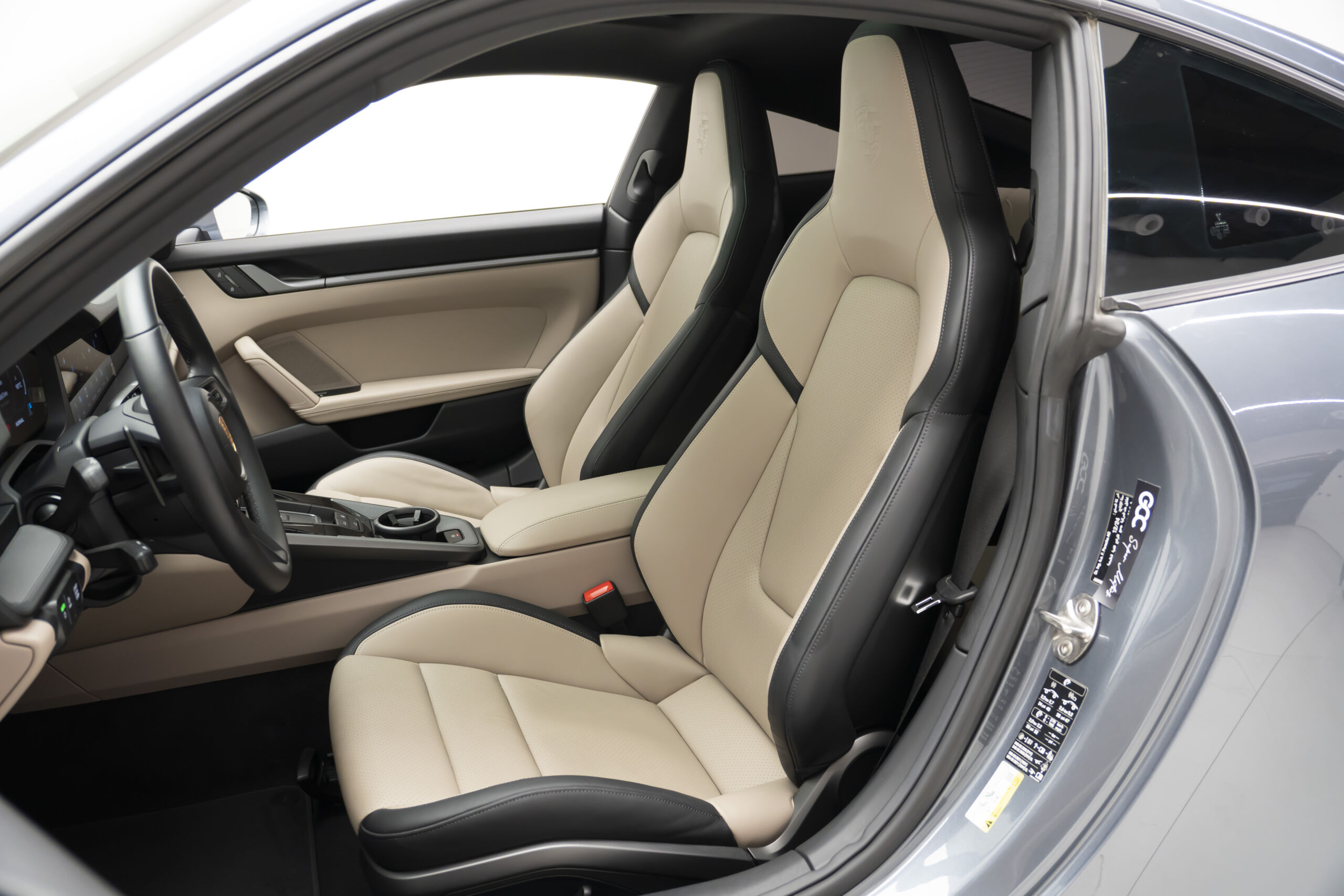 
								2025 Porsche 911 Carrera Coupe full									
