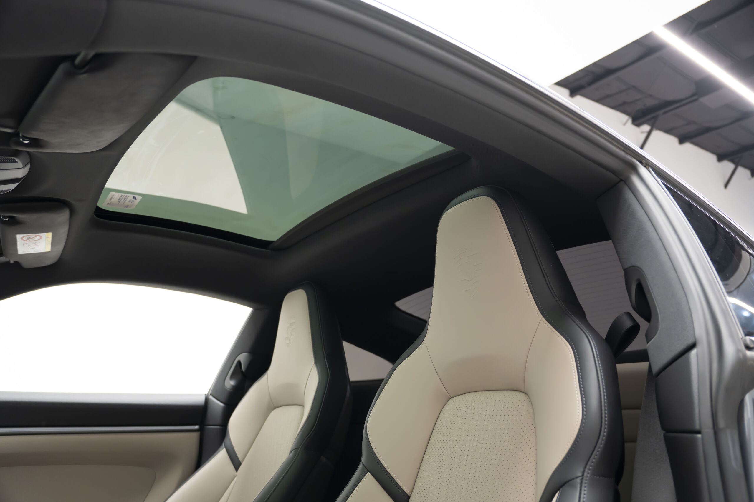 
								2025 Porsche 911 Carrera Coupe full									