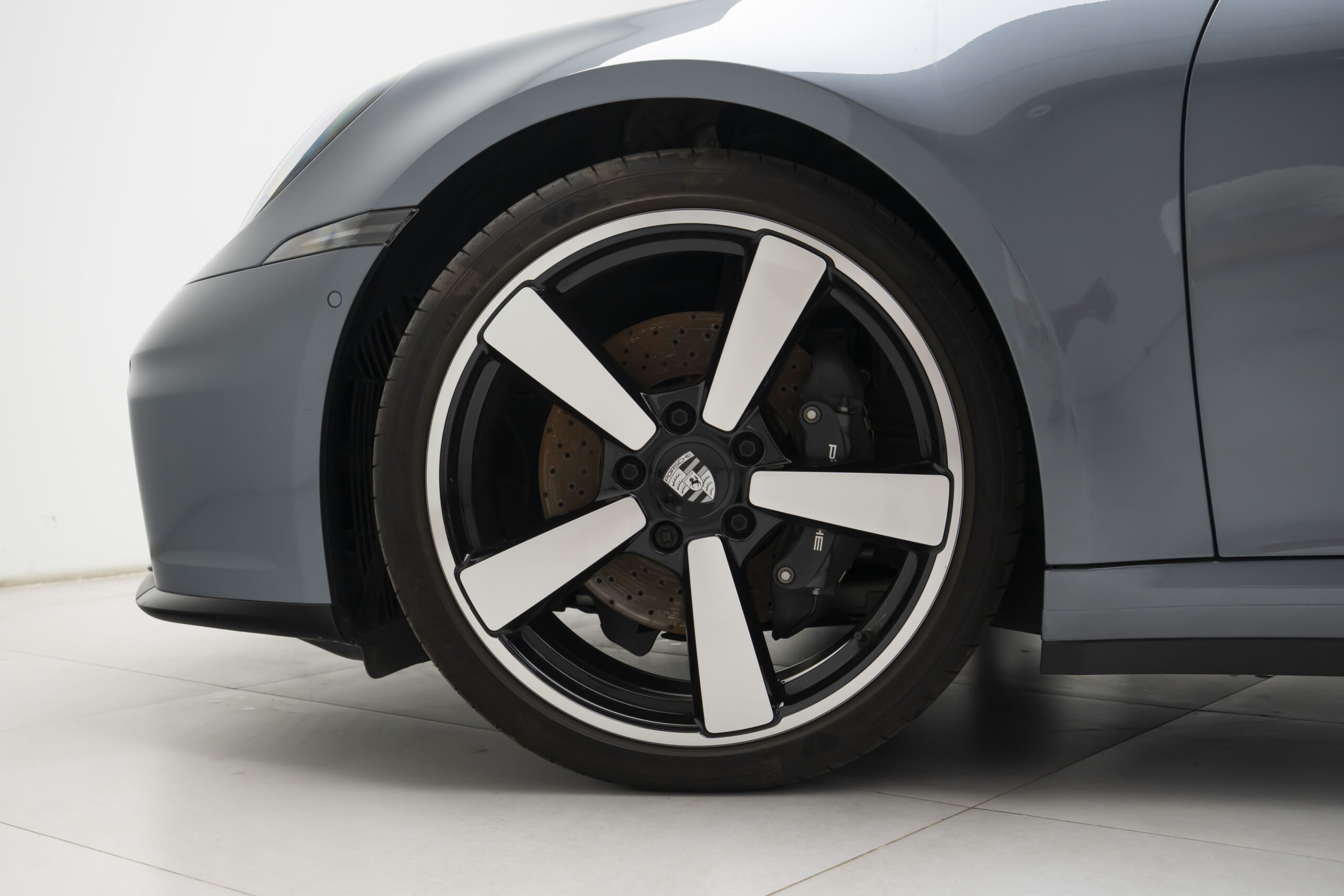
								2025 Porsche 911 Carrera Coupe full									