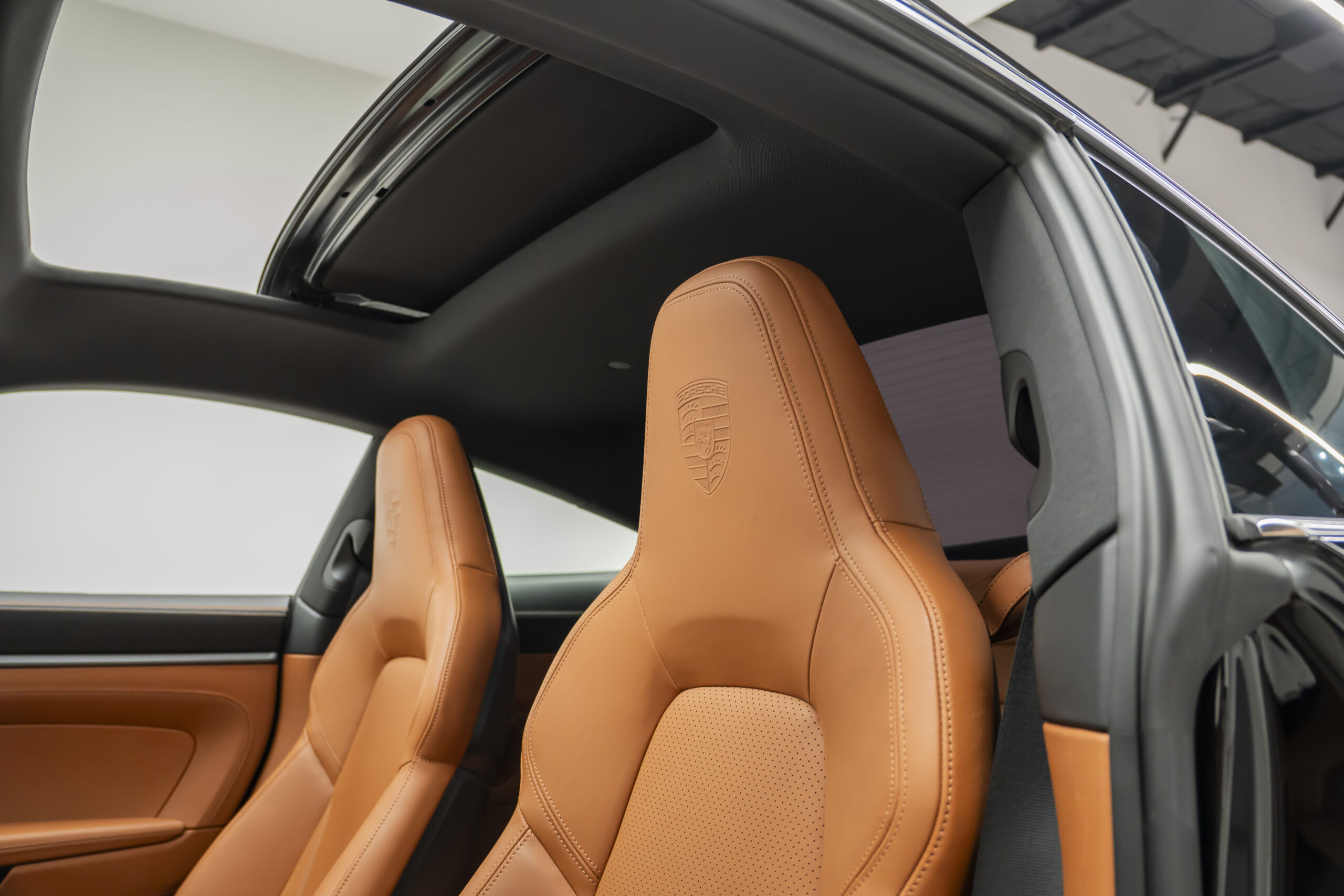 
								2025 Porsche 911 Carrera Coupe full									
