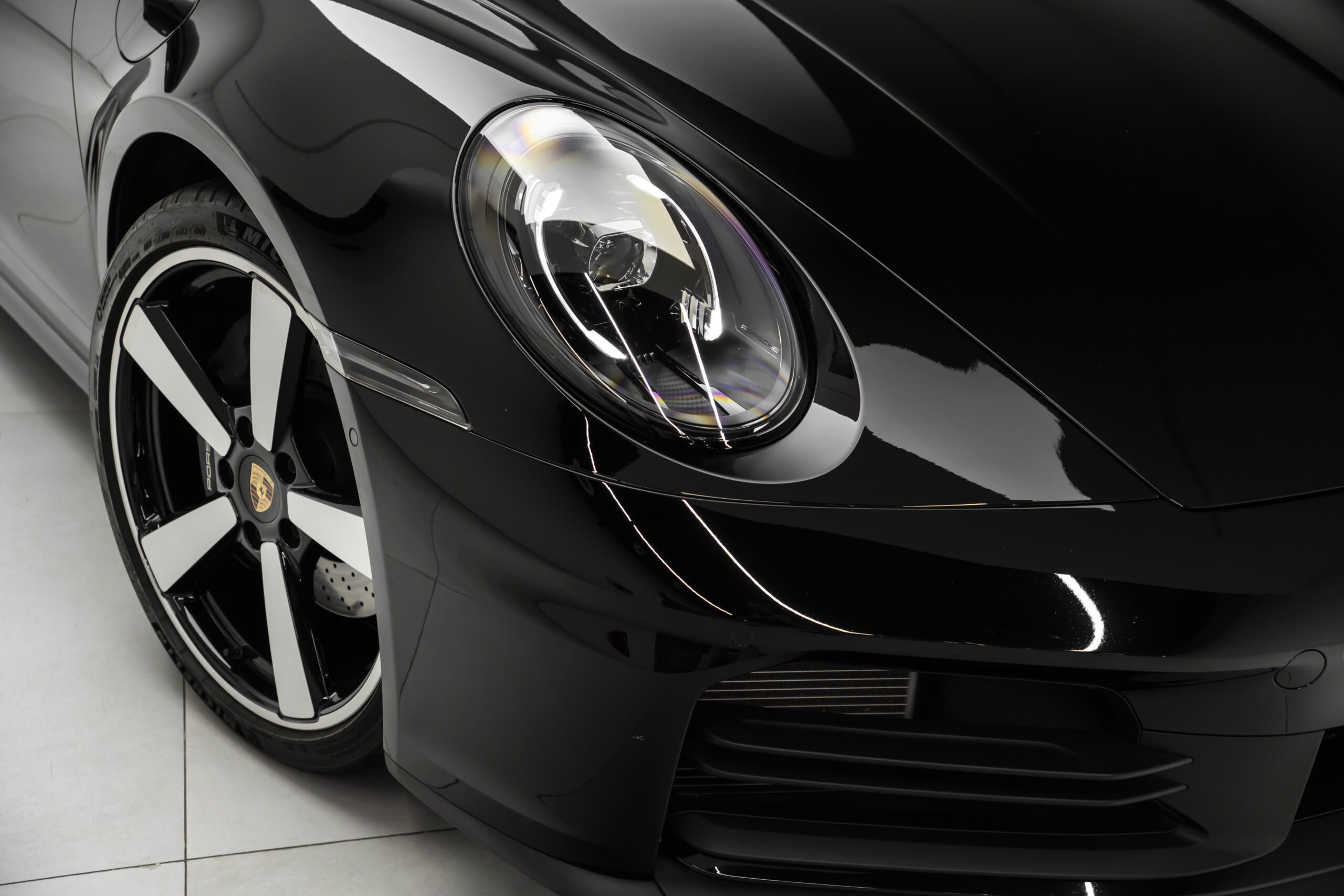 
								2025 Porsche 911 Carrera Coupe full									