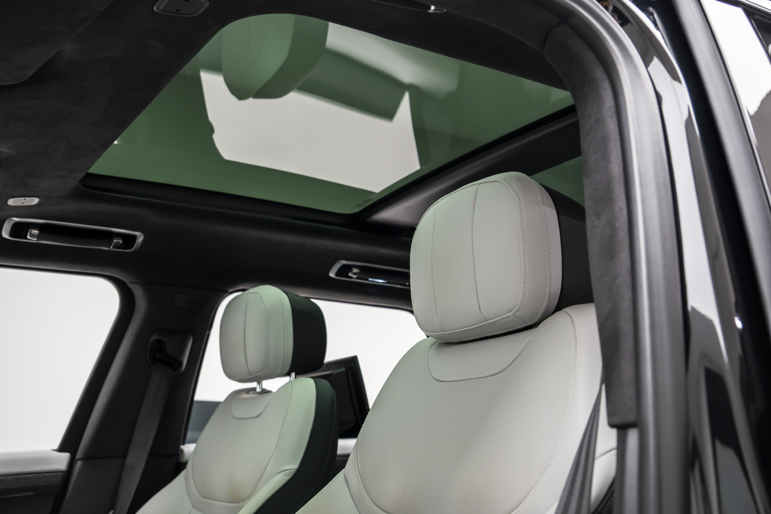 
								2023 Range Rover Sport P530 First Edition full									