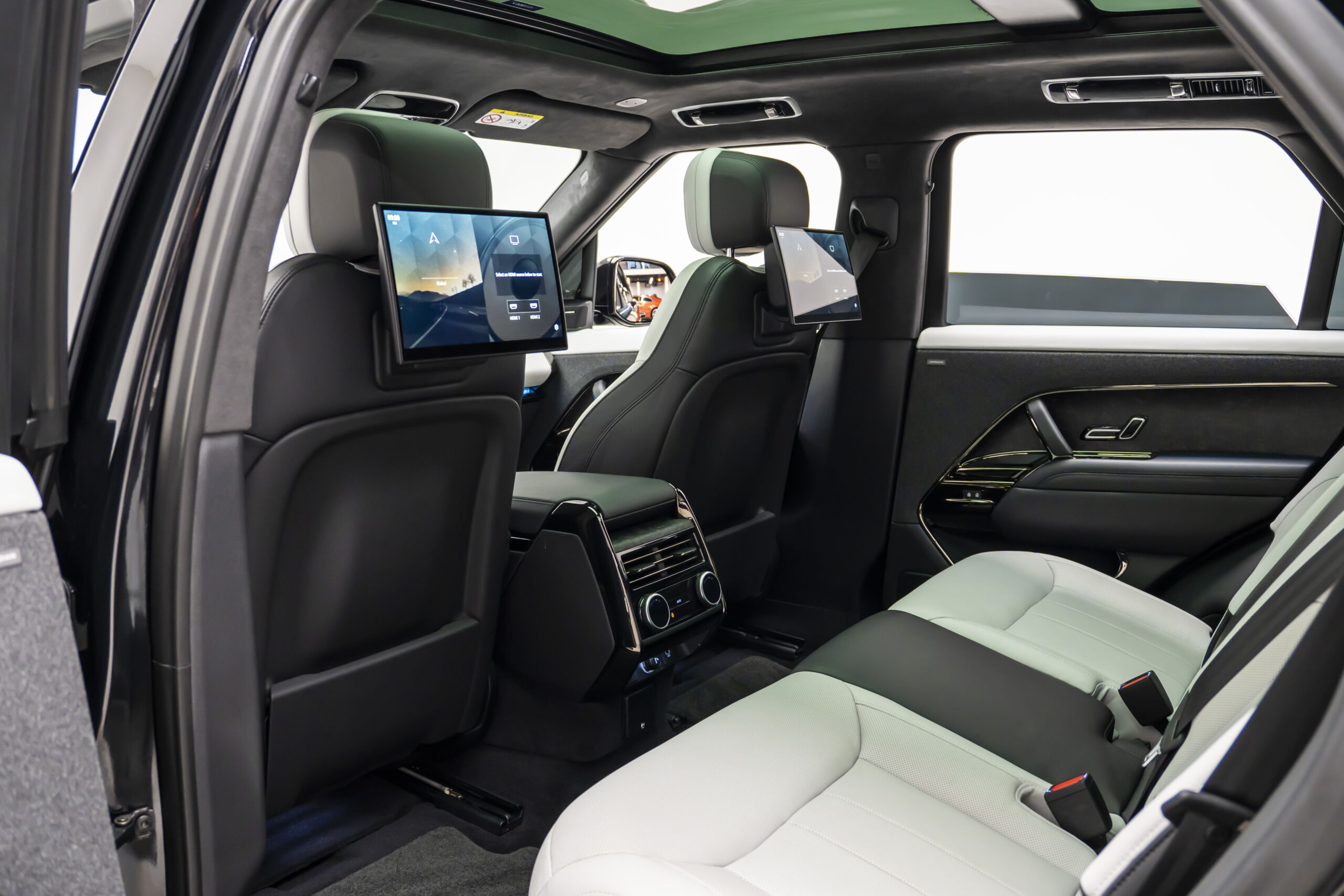 
								2023 Range Rover Sport P530 First Edition full									