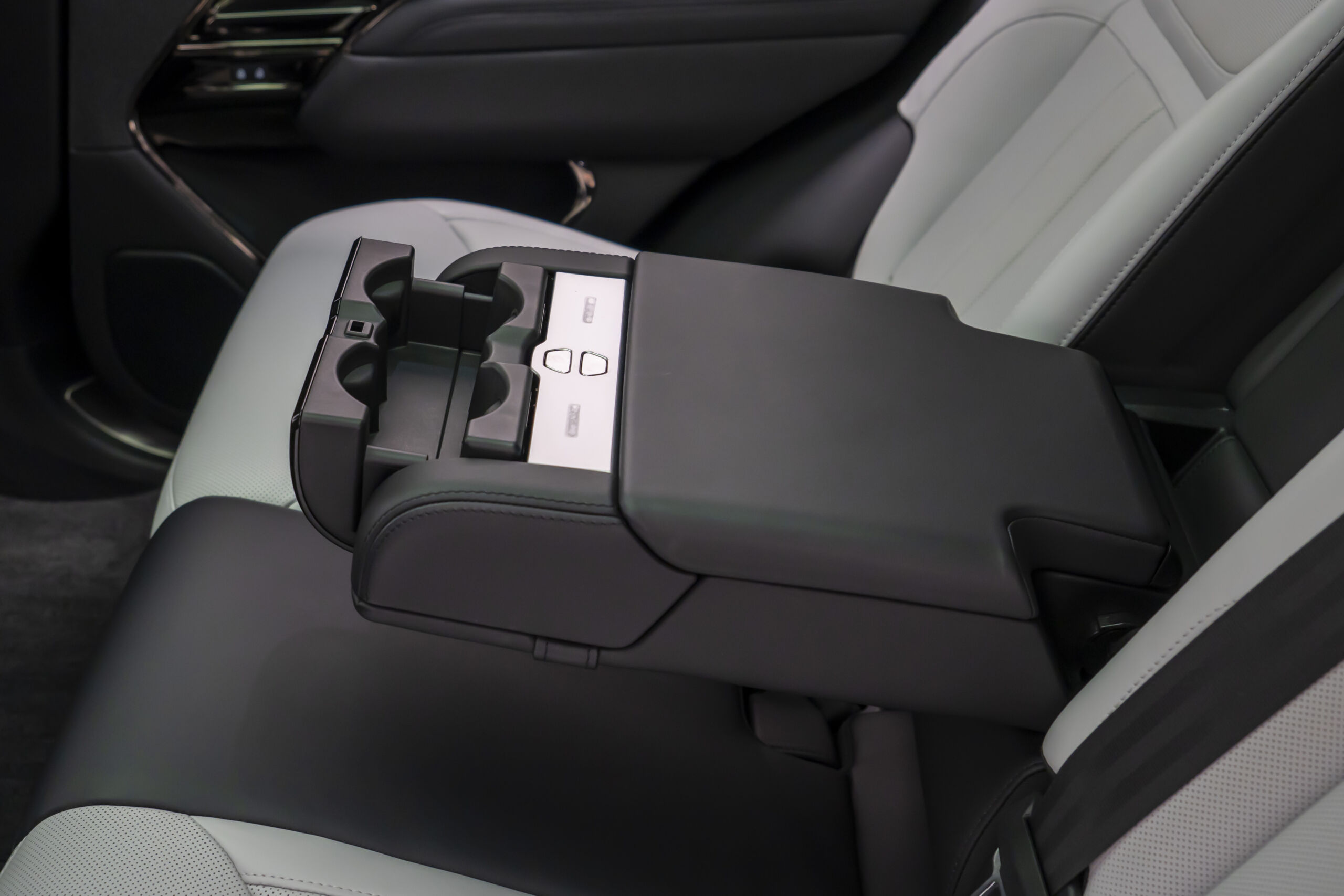 
								2023 Range Rover Sport P530 First Edition full									
