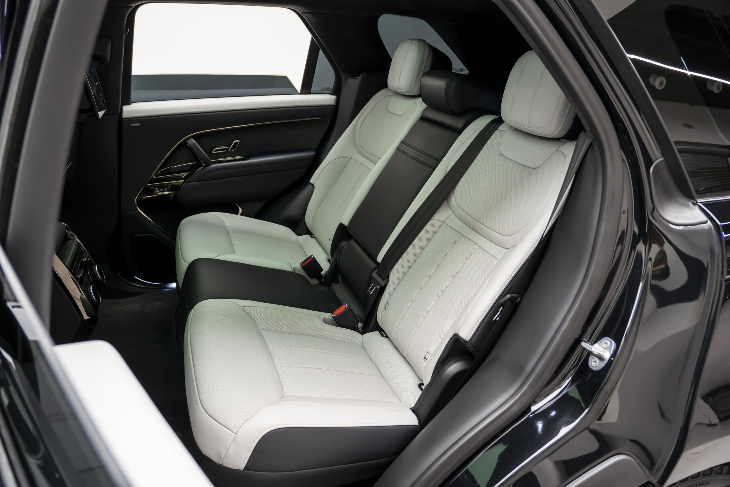 
								2023 Range Rover Sport P530 First Edition full									