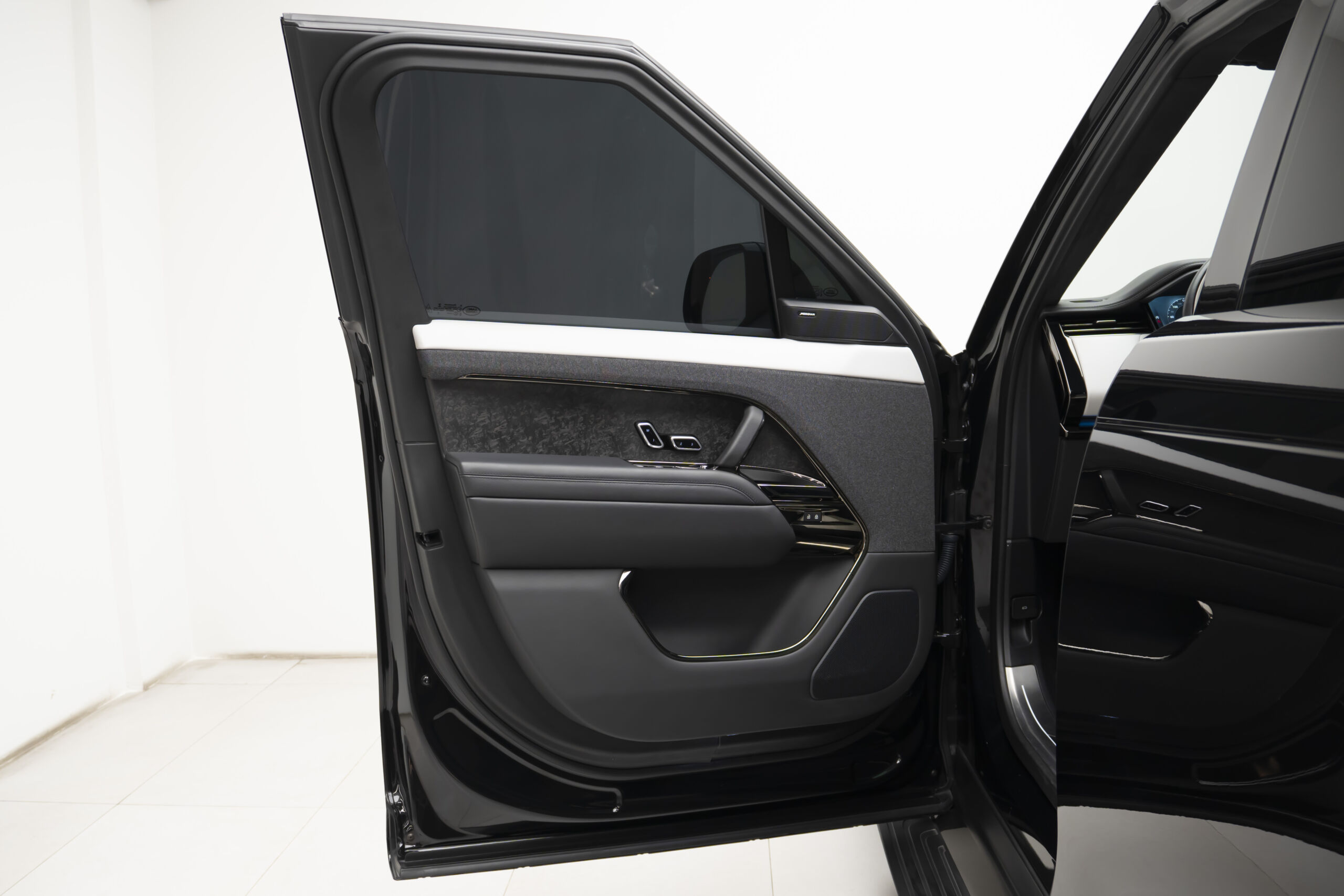 
								2023 Range Rover Sport P530 First Edition full									