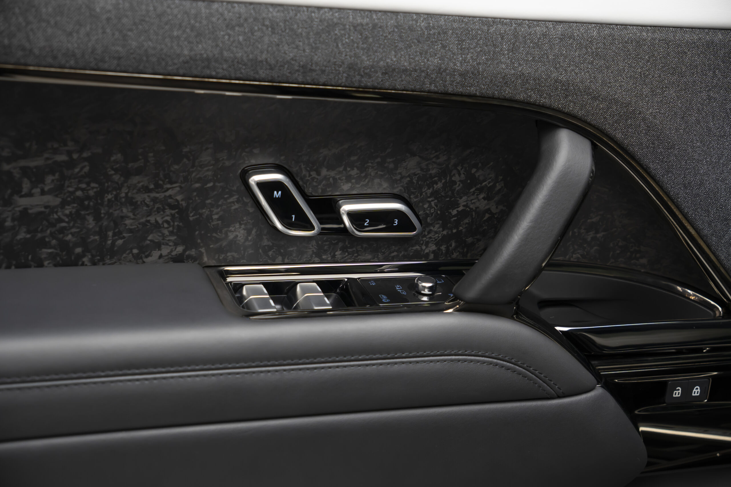 
								2023 Range Rover Sport P530 First Edition full									
