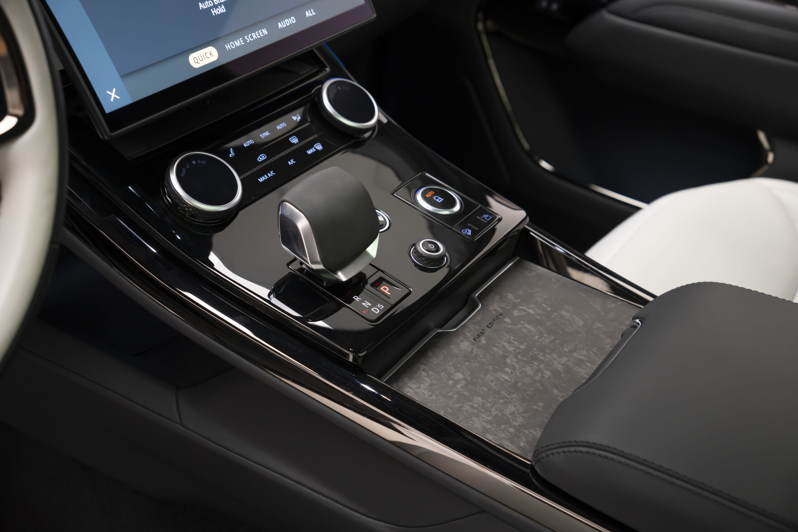 
								2023 Range Rover Sport P530 First Edition full									