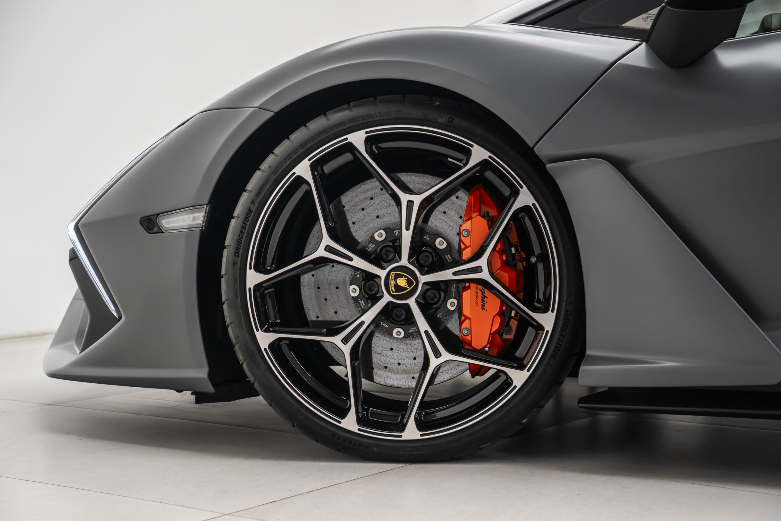 
								2024 Lamborghini Revuelto full									