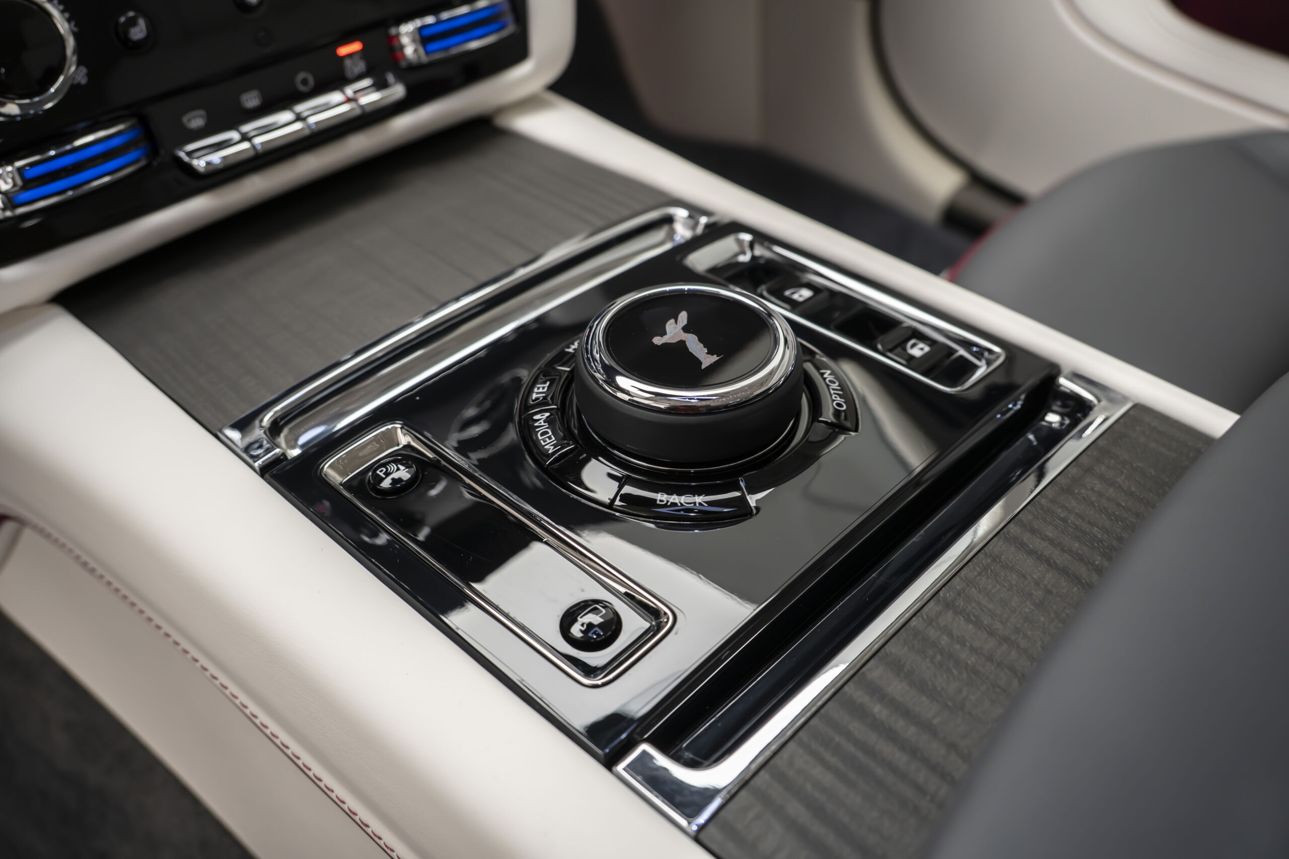 
								2024 Rolls Royce Spectre Silver Badge full									