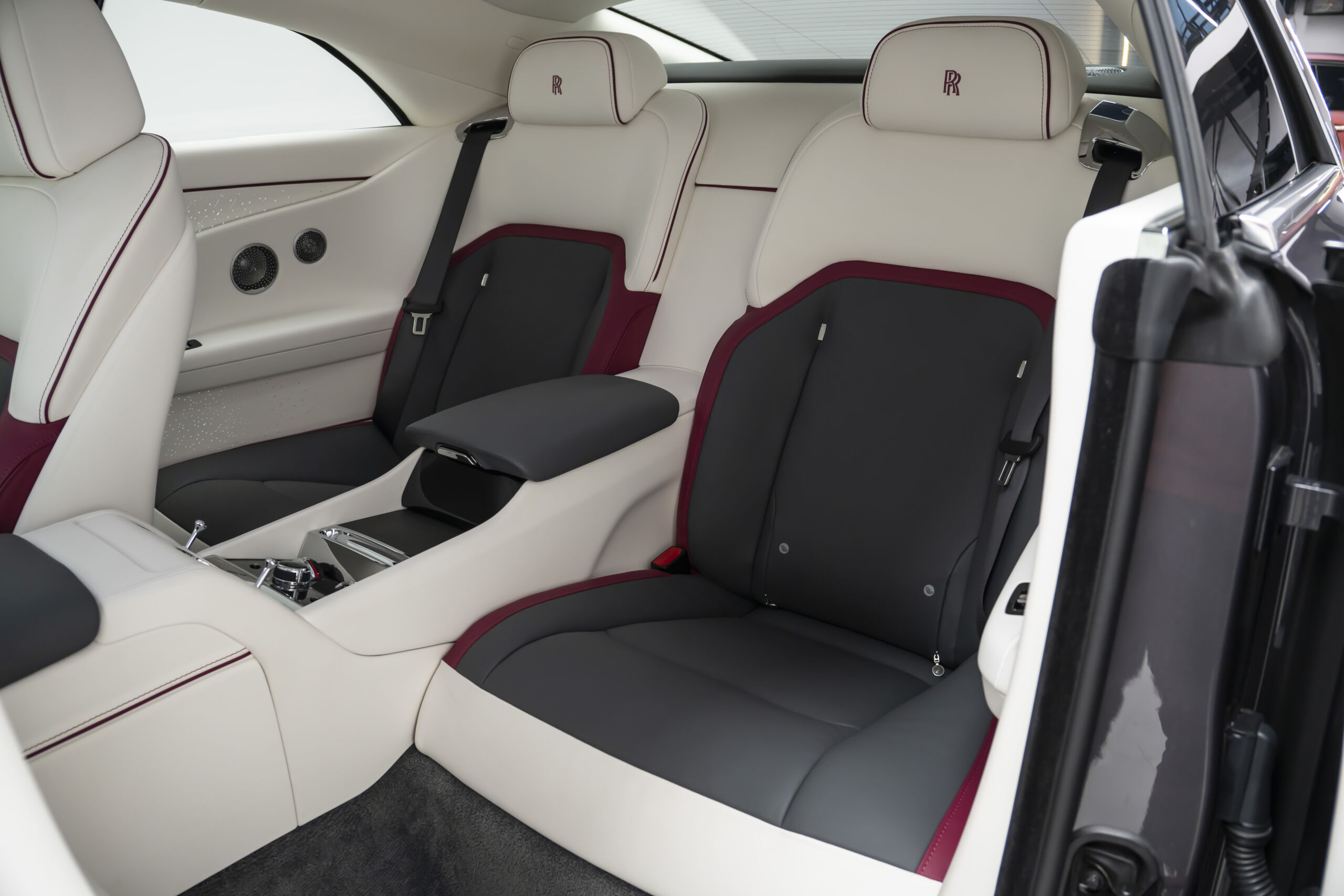 
								2024 Rolls Royce Spectre Silver Badge full									