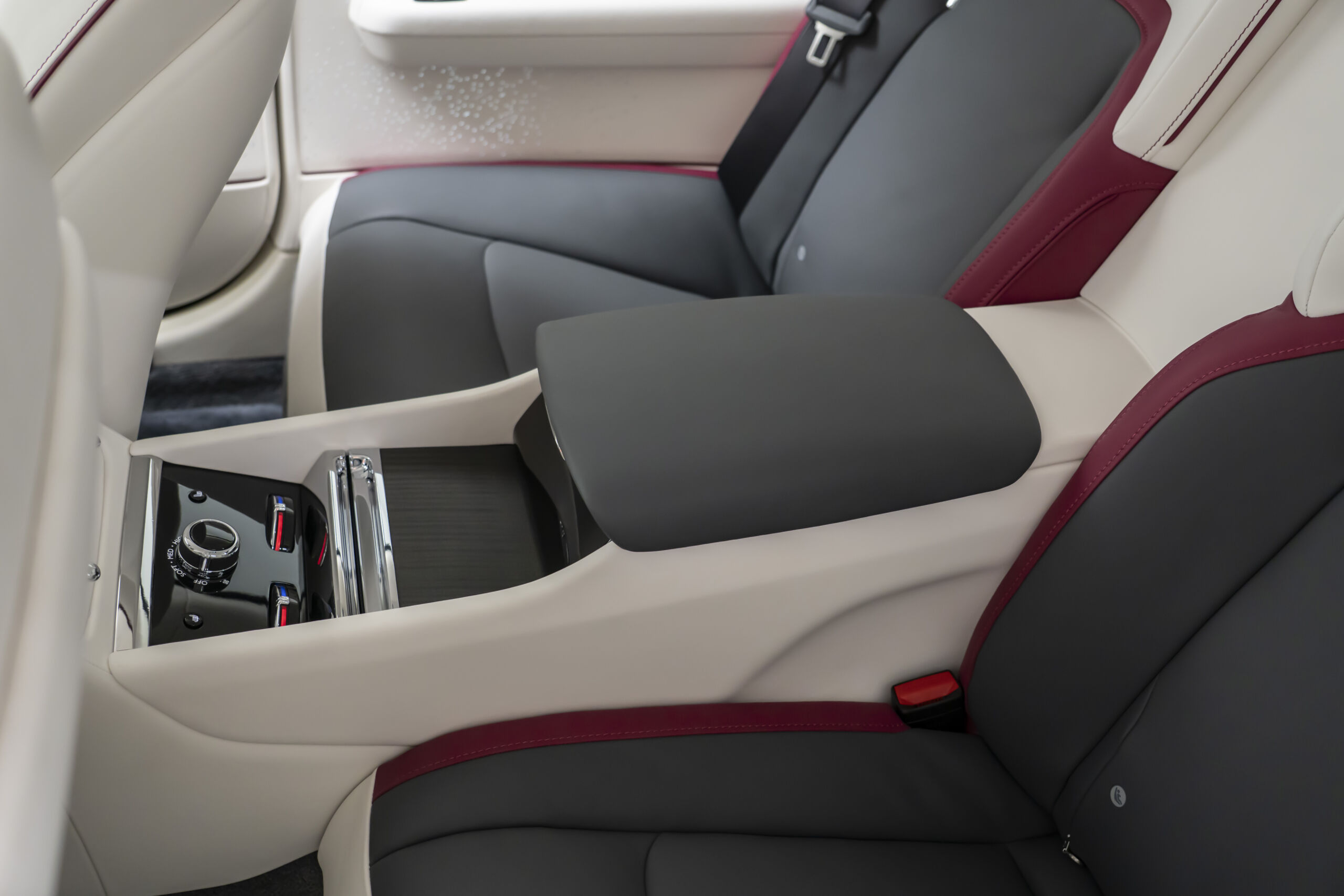 
								2024 Rolls Royce Spectre Silver Badge full									