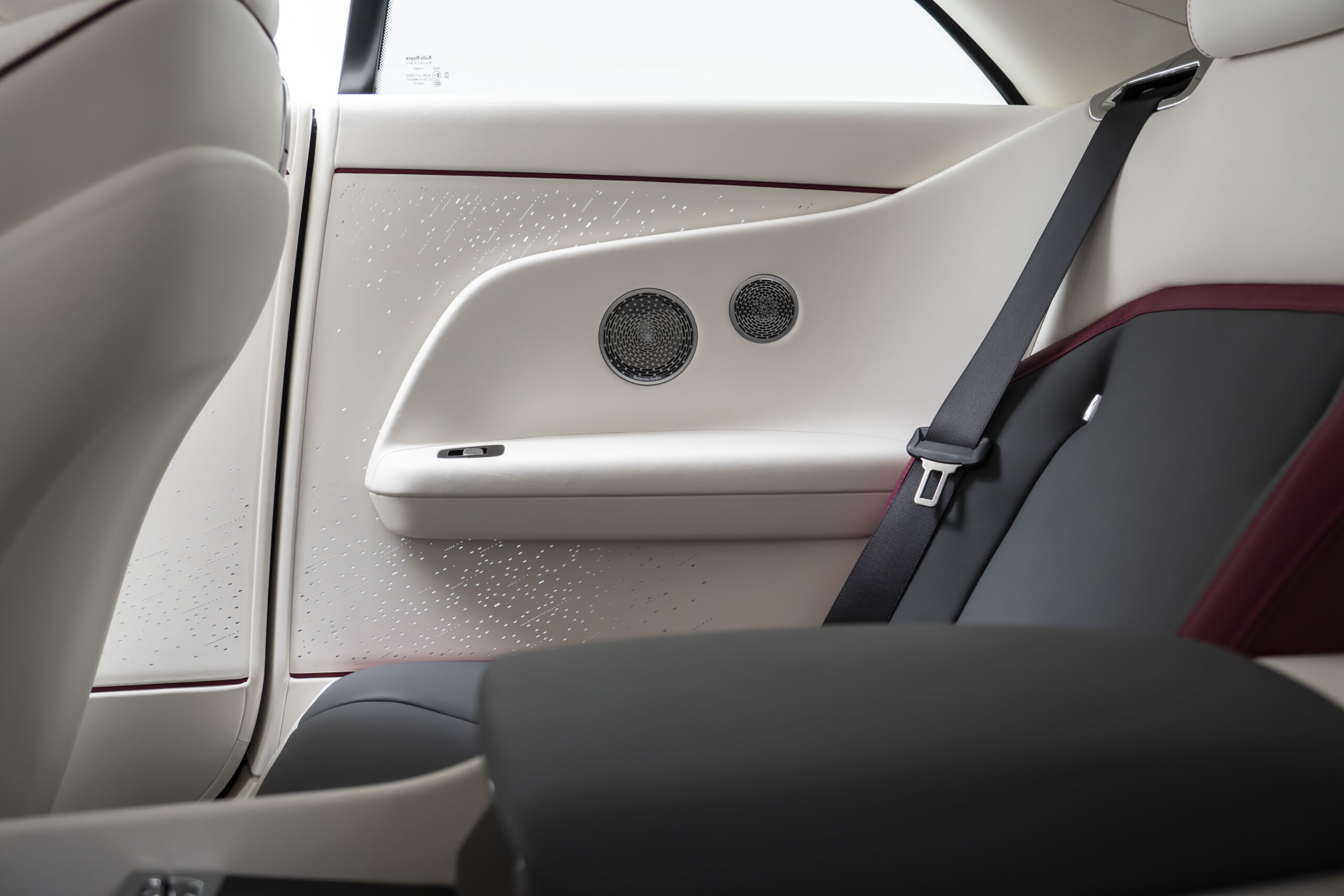 
								2024 Rolls Royce Spectre Silver Badge full									
