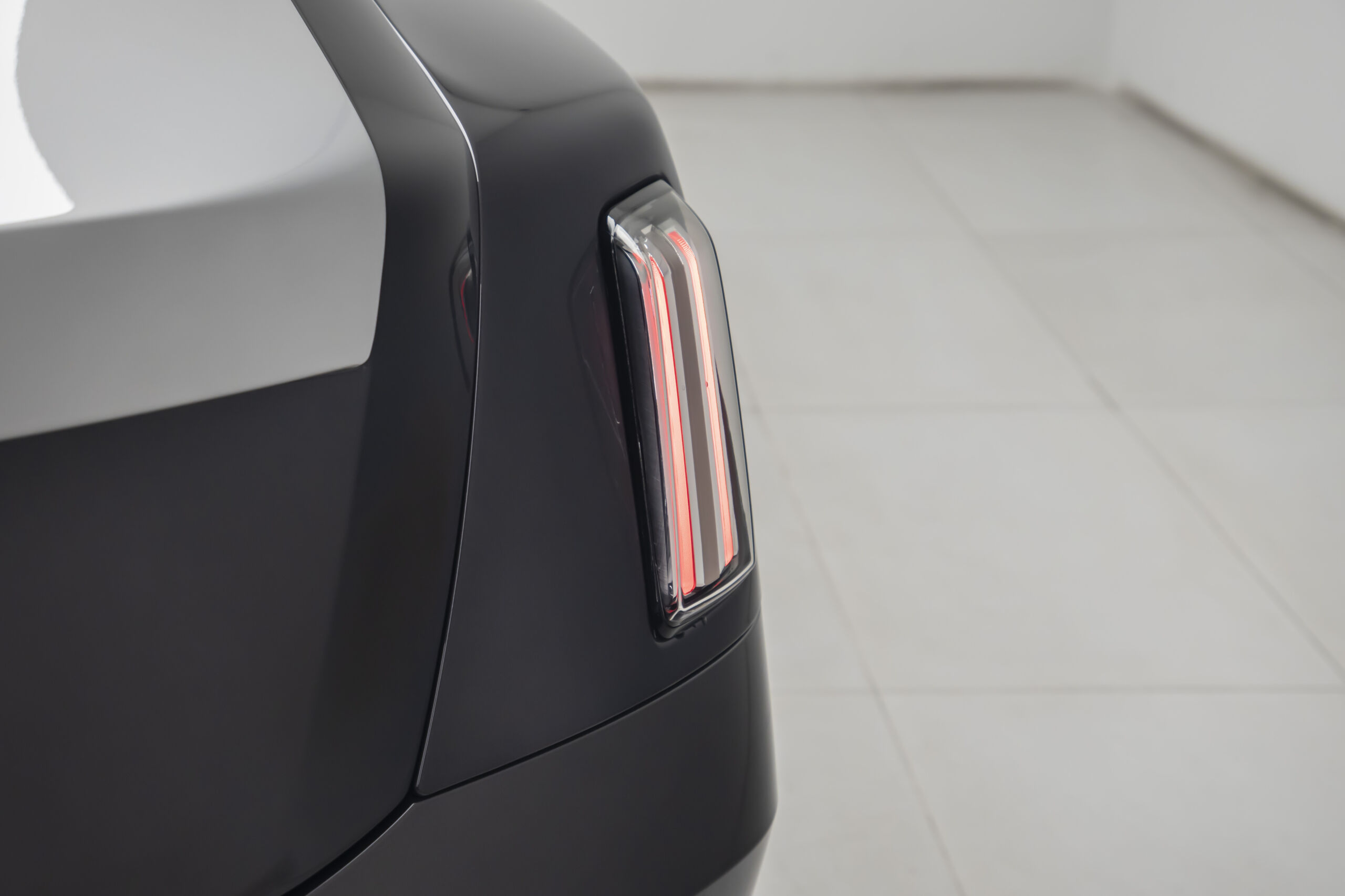 
								2024 Rolls Royce Spectre Silver Badge full									