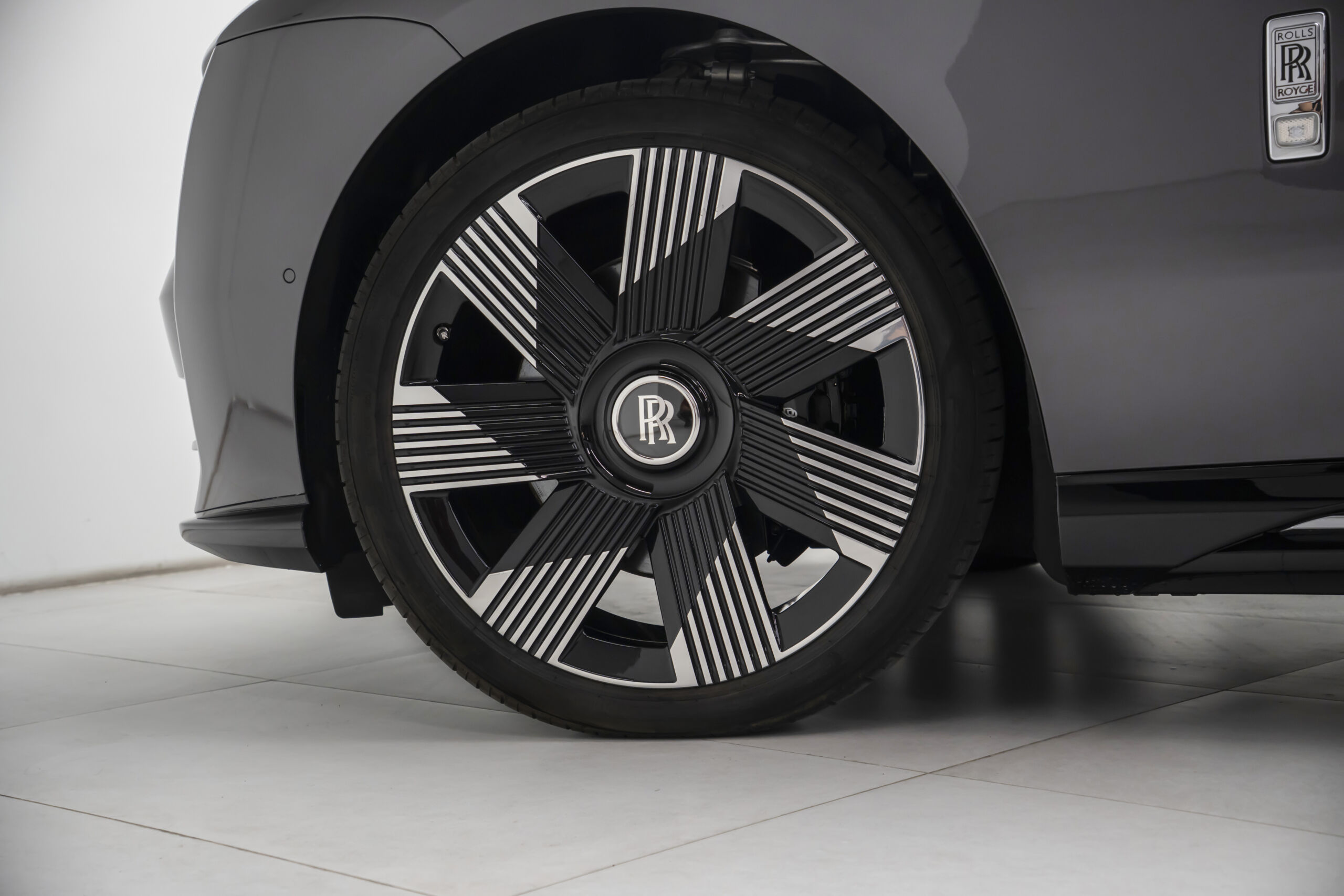 
								2024 Rolls Royce Spectre Silver Badge full									