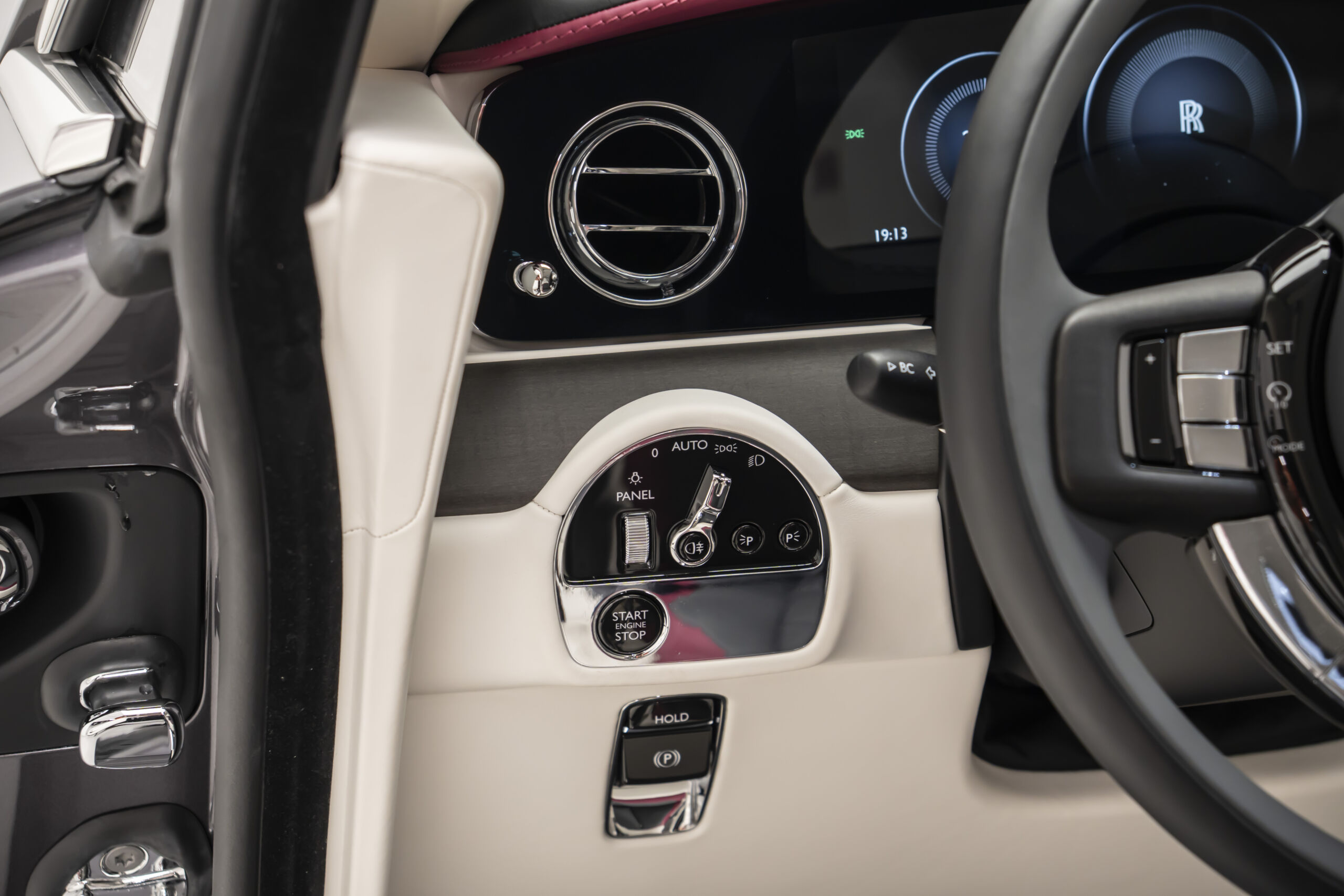 
								2024 Rolls Royce Spectre Silver Badge full									