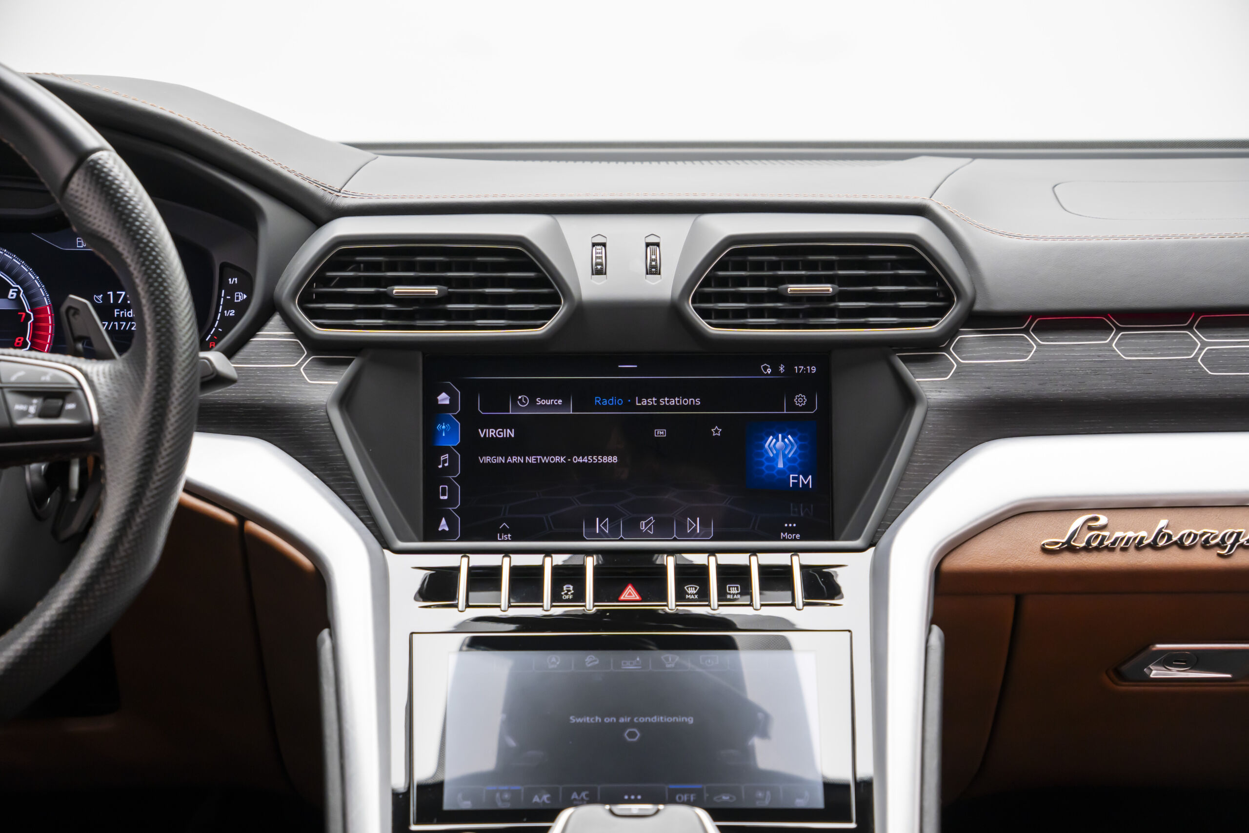 
								2019 Lamborghini Urus full									