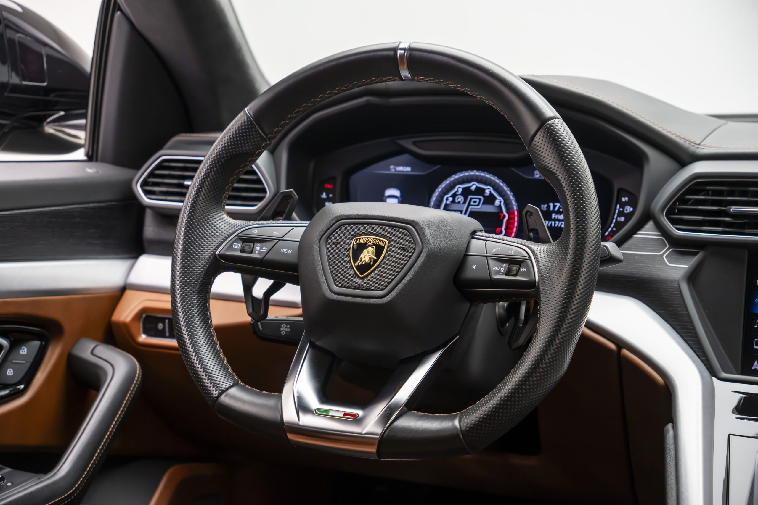 
								2019 Lamborghini Urus full									