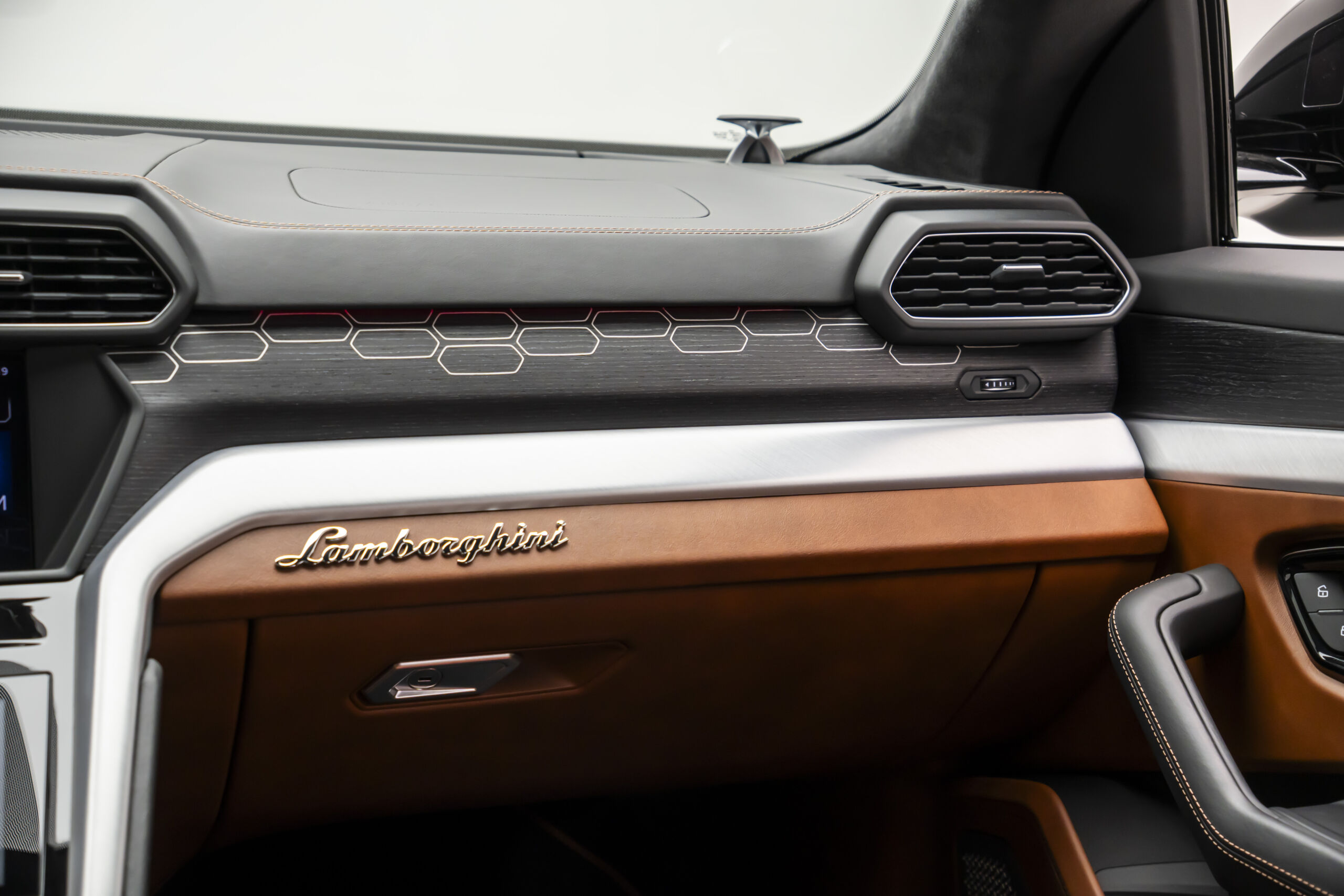
								2019 Lamborghini Urus full									