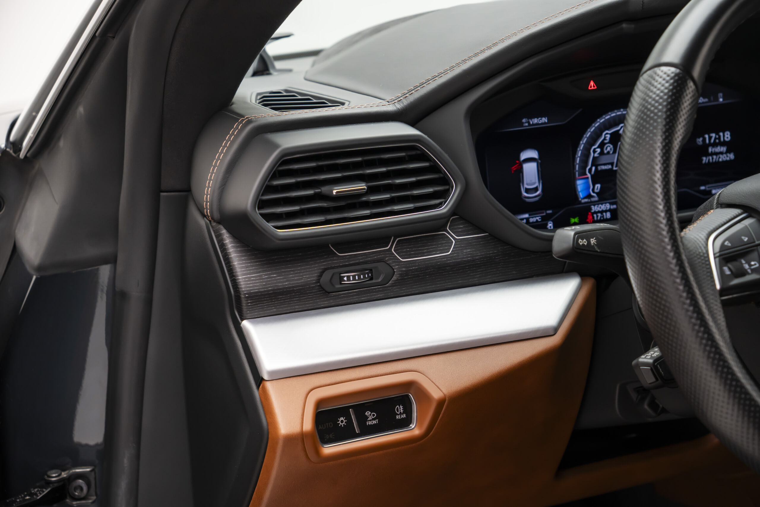 
								2019 Lamborghini Urus full									