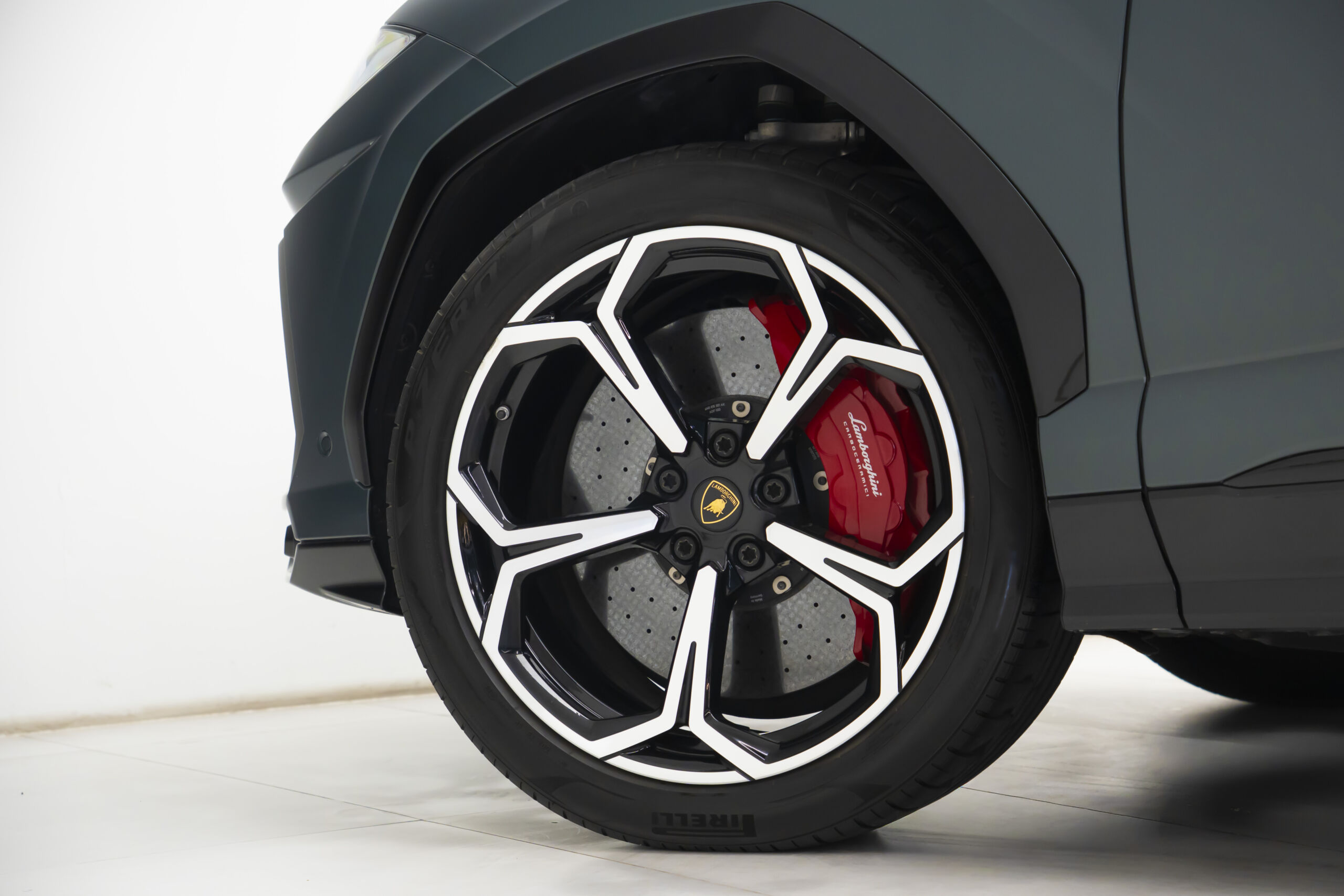 
								2019 Lamborghini Urus full									