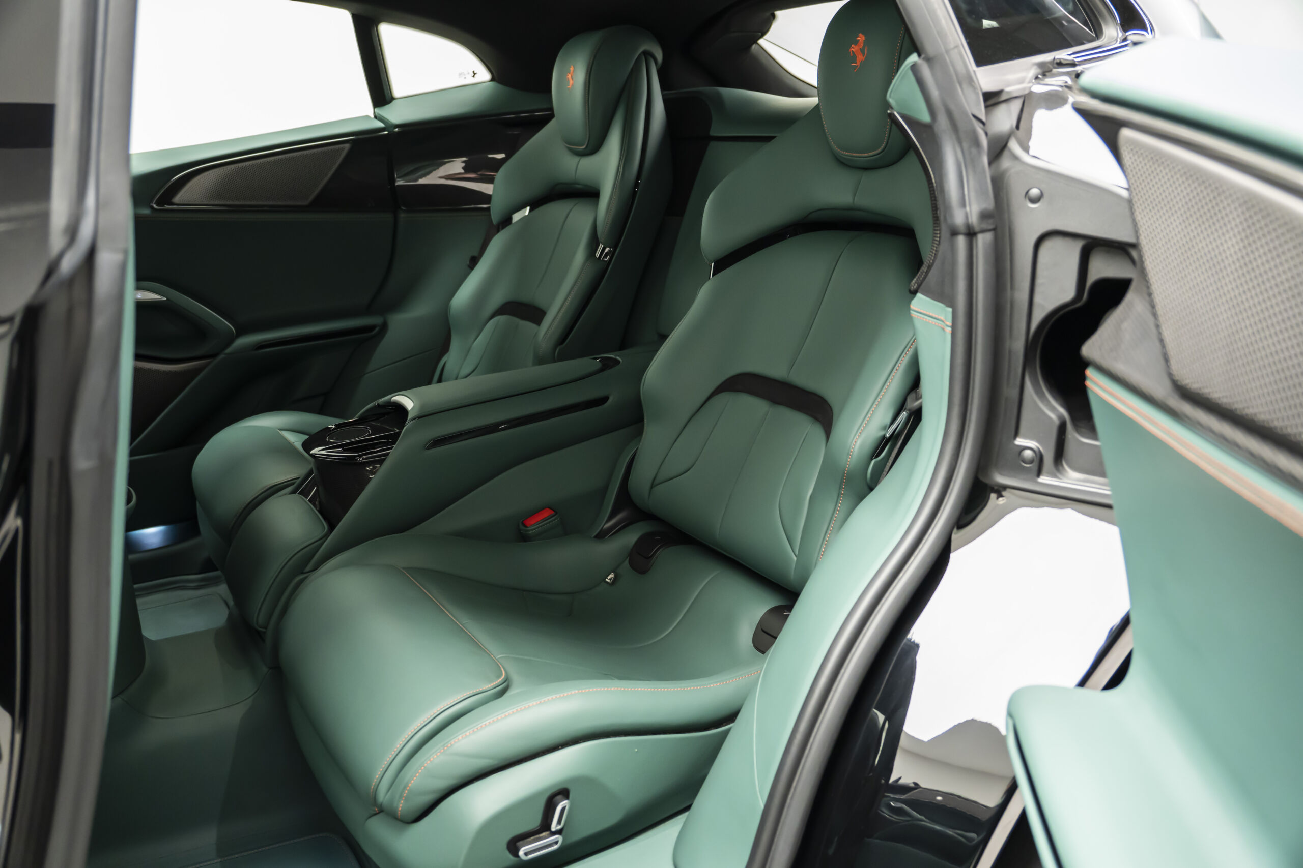 
								2024 Ferrari Purosangue full									