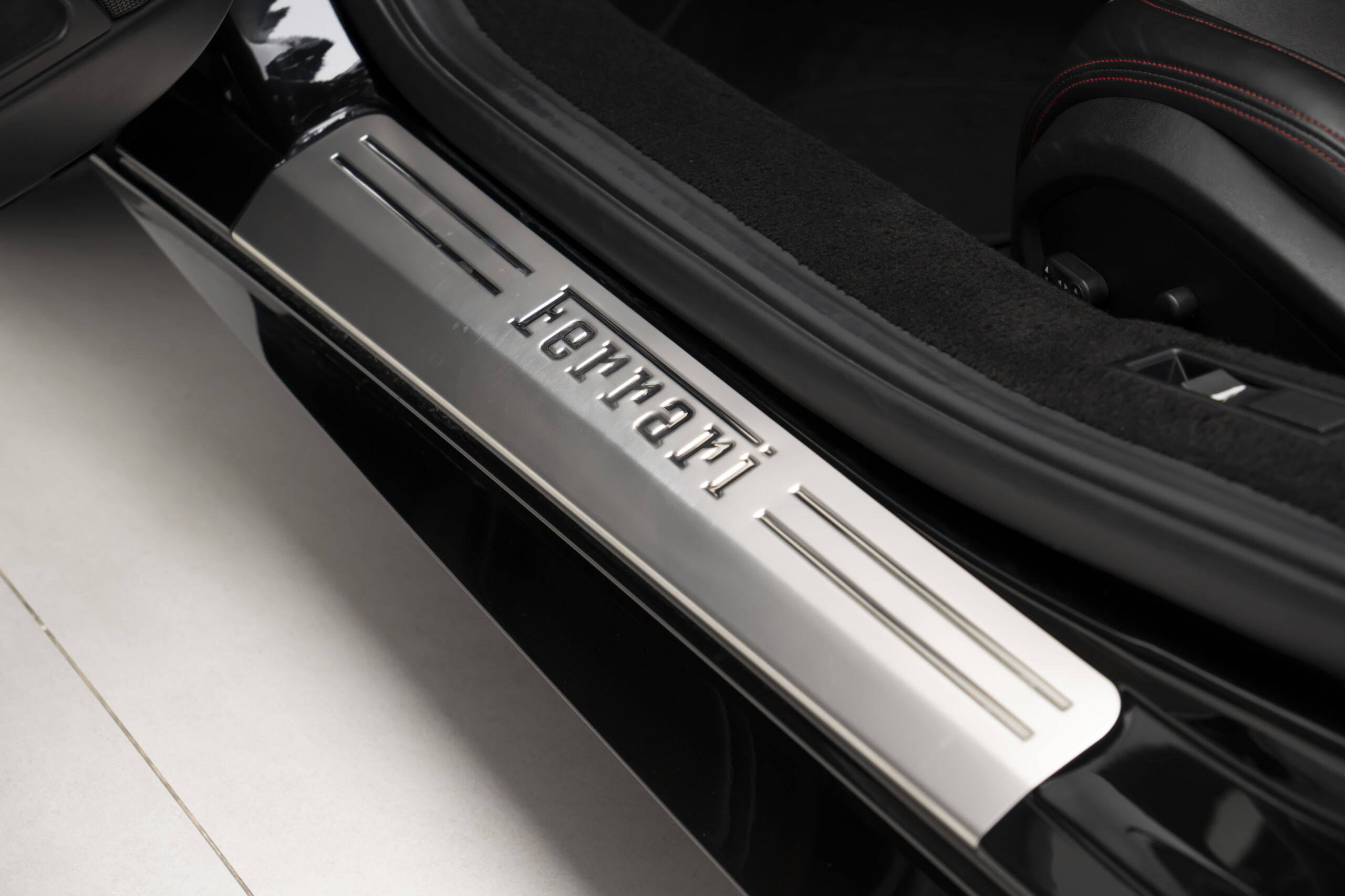 
								2014 Ferrari 458 Italia Disegno di Pininfarina full									