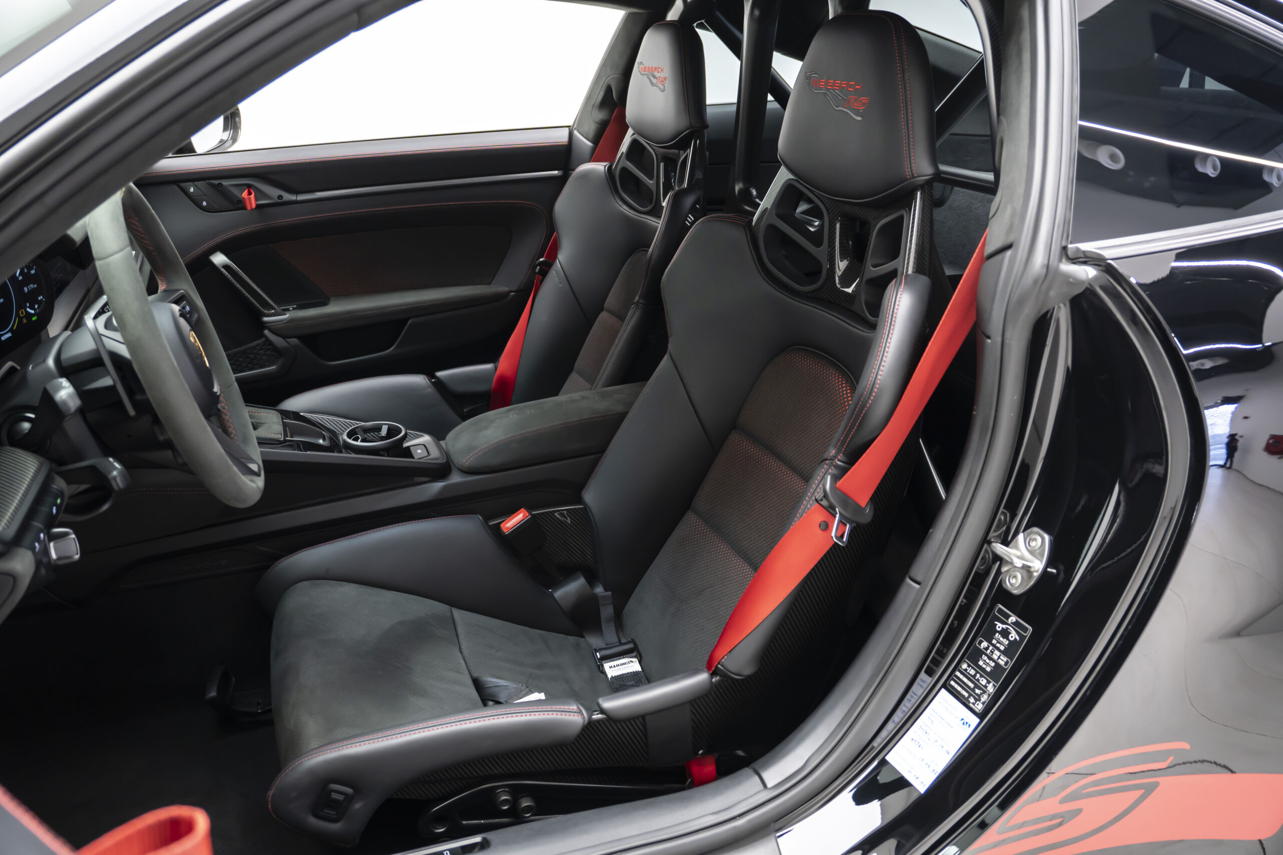 
								2023 Porsche 911 GT3 RS Weissach Race Pack full									
