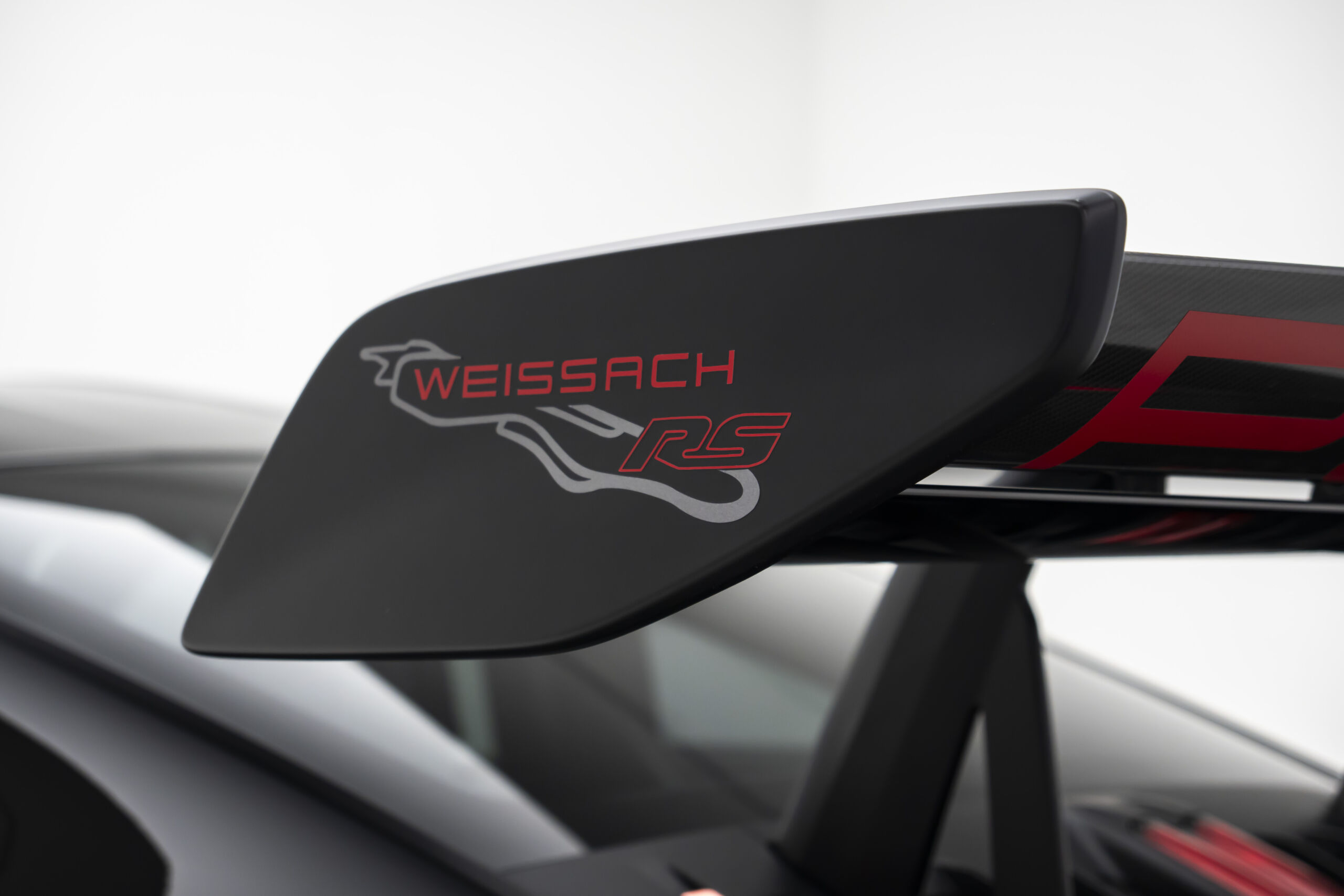 
								2023 Porsche 911 GT3 RS Weissach Race Pack full									