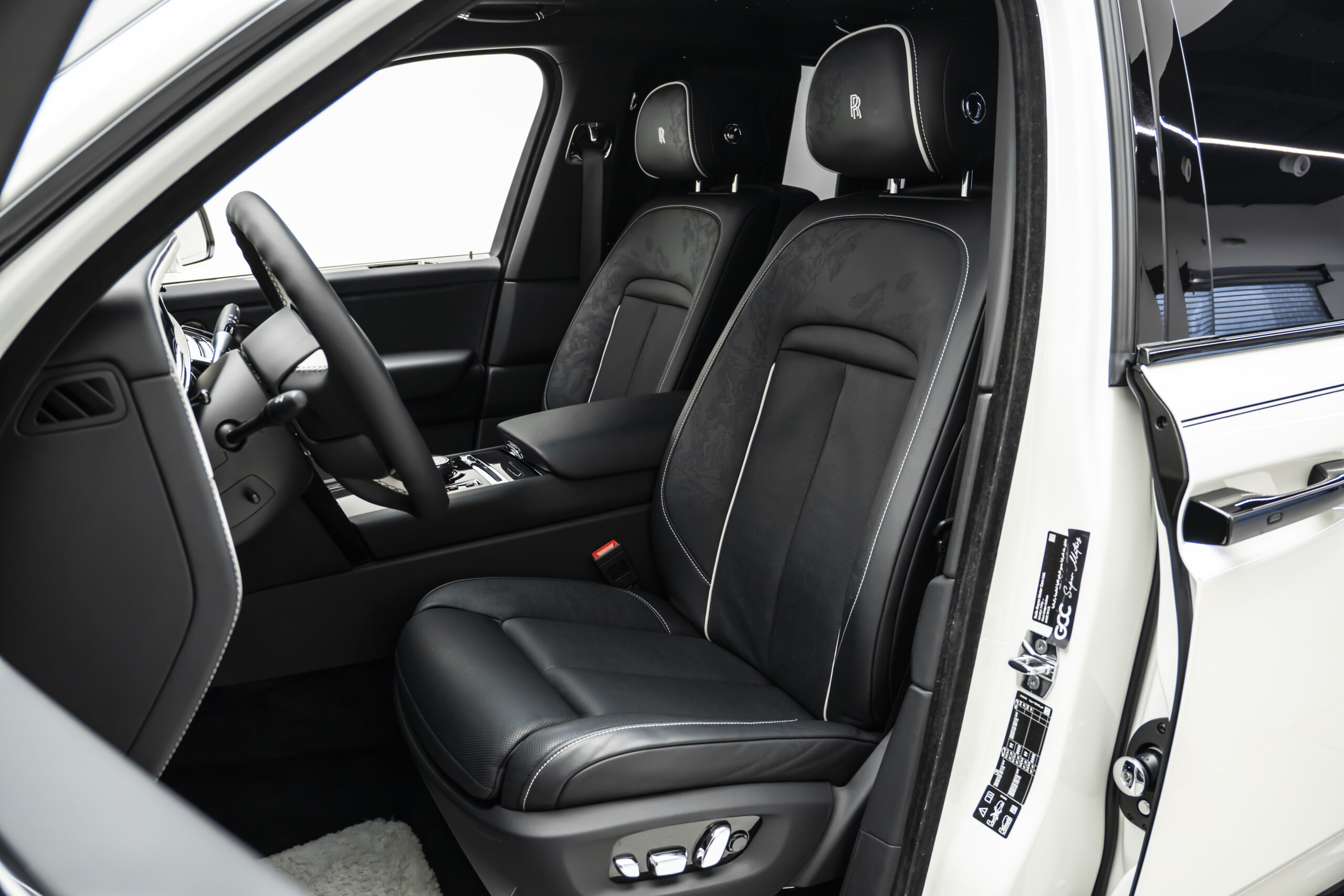 
								2025 Rolls-Royce Cullinan Black Badge full									