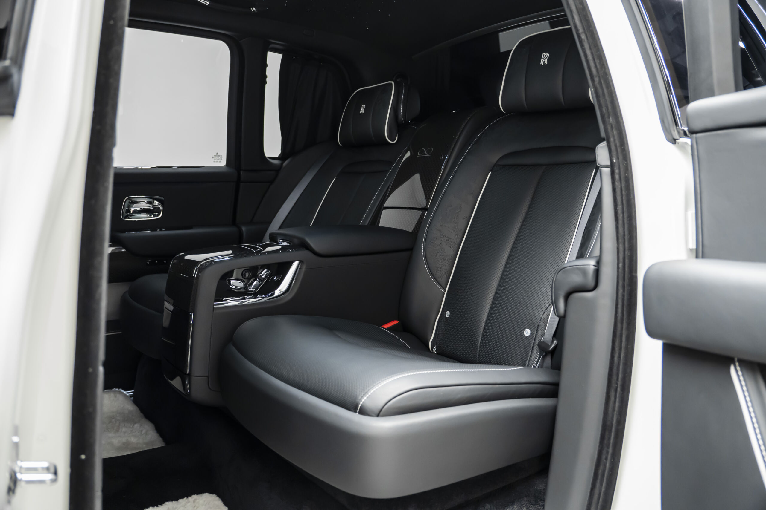 
								2025 Rolls-Royce Cullinan Black Badge full									