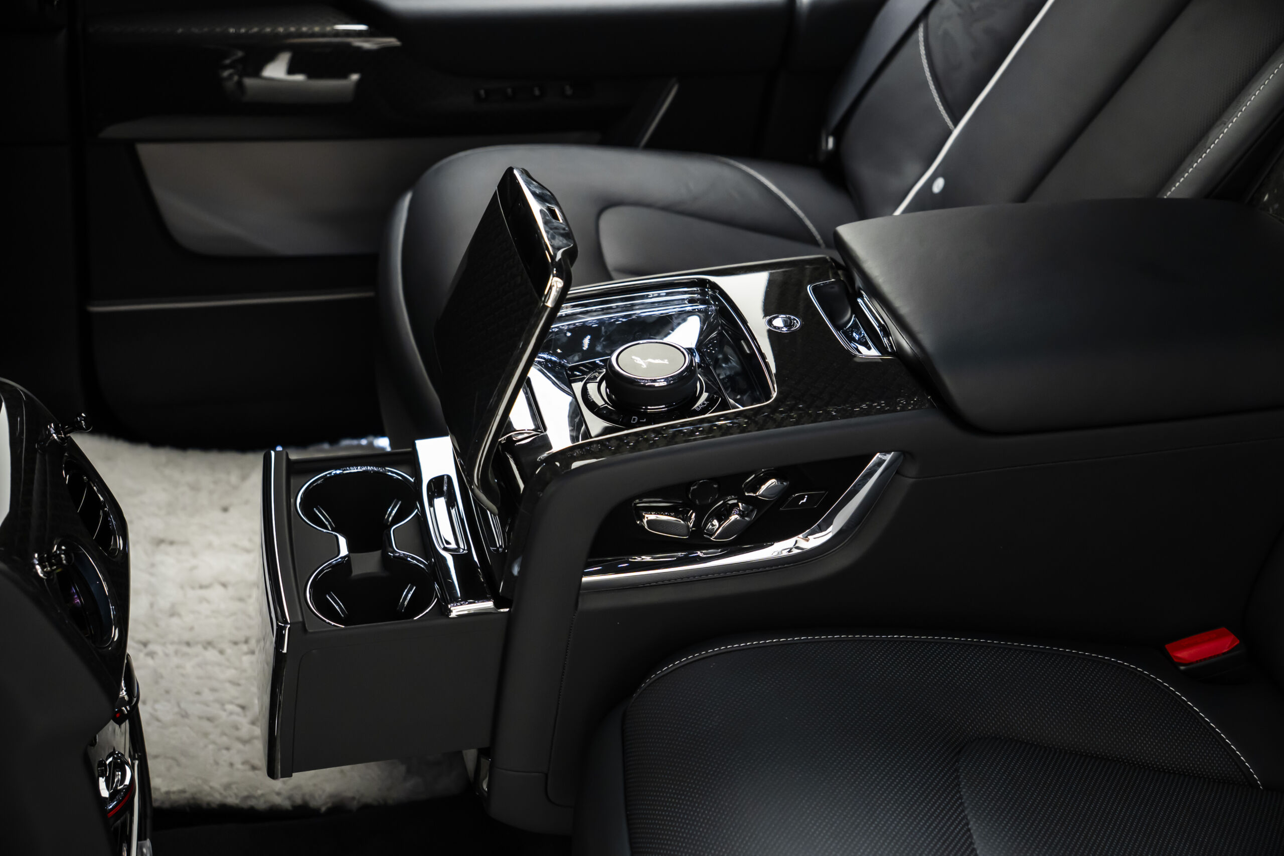 
								2025 Rolls-Royce Cullinan Black Badge full									