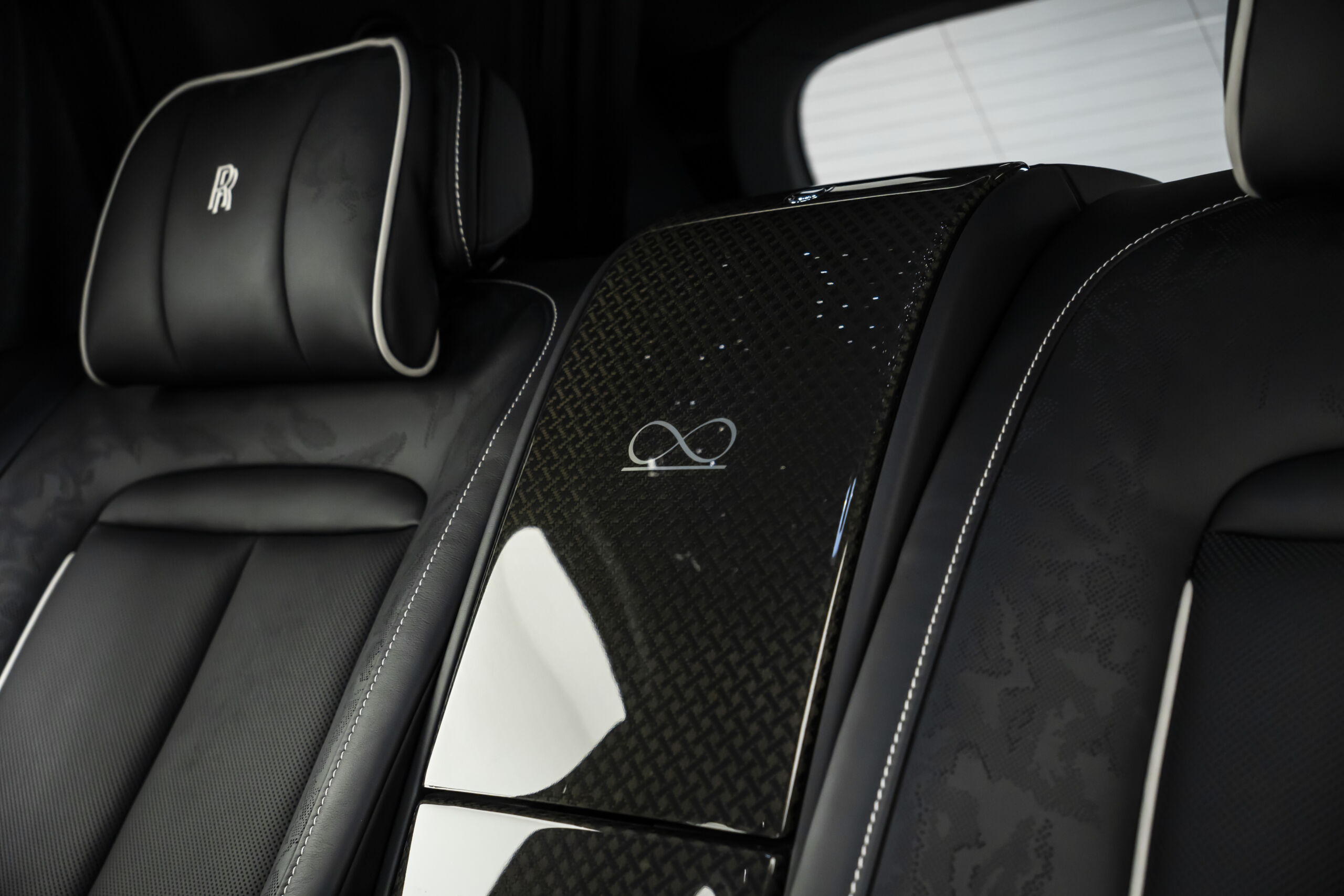 
								2025 Rolls-Royce Cullinan Black Badge full									