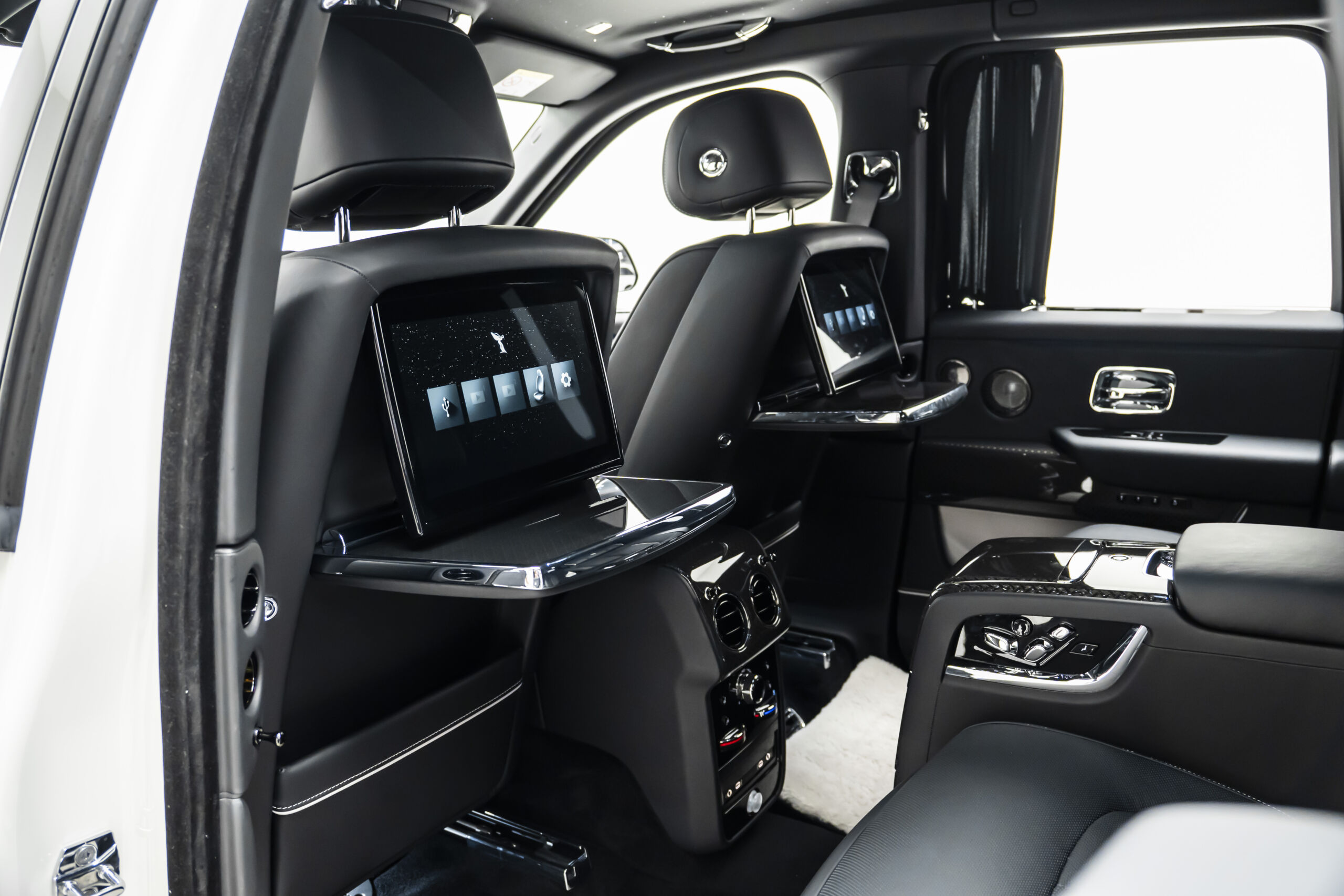 
								2025 Rolls-Royce Cullinan Black Badge full									