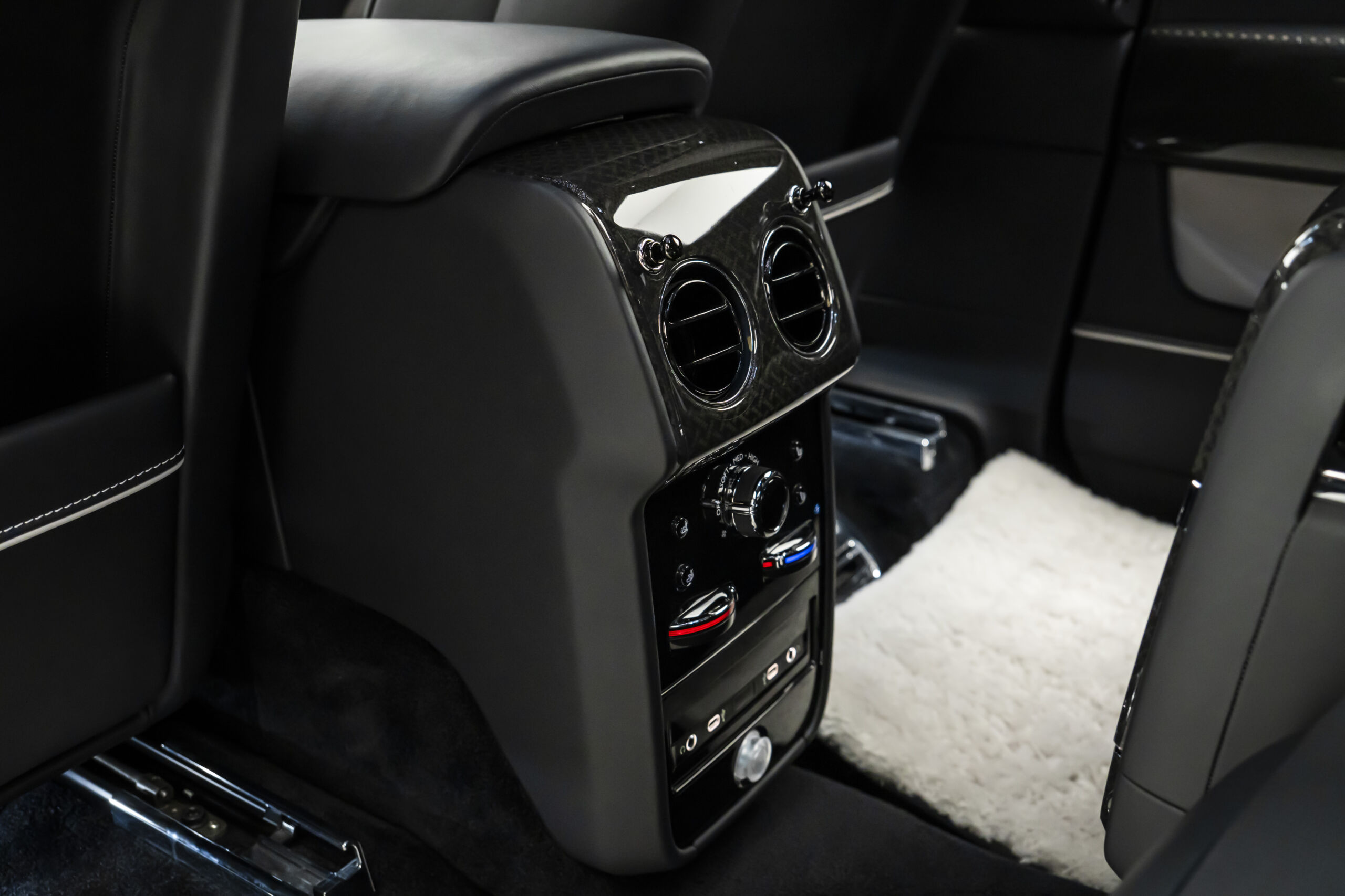 
								2025 Rolls-Royce Cullinan Black Badge full									