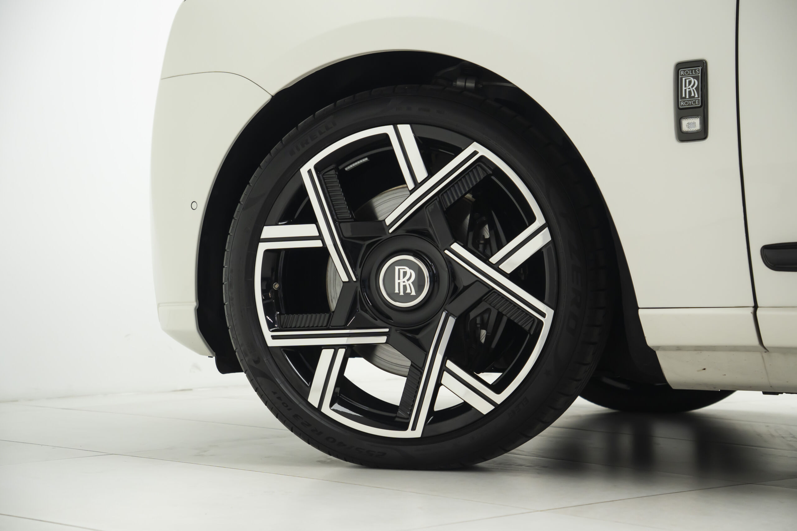 
								2025 Rolls-Royce Cullinan Black Badge full									