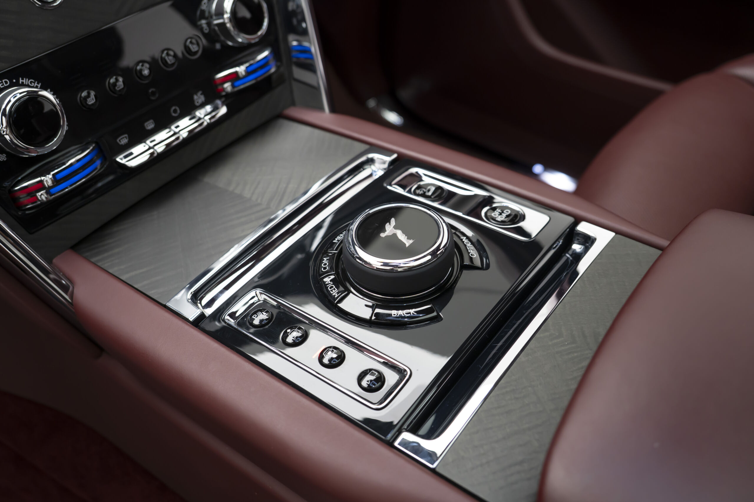 
								2019 Rolls-Royce Cullinan Silver Badge full									