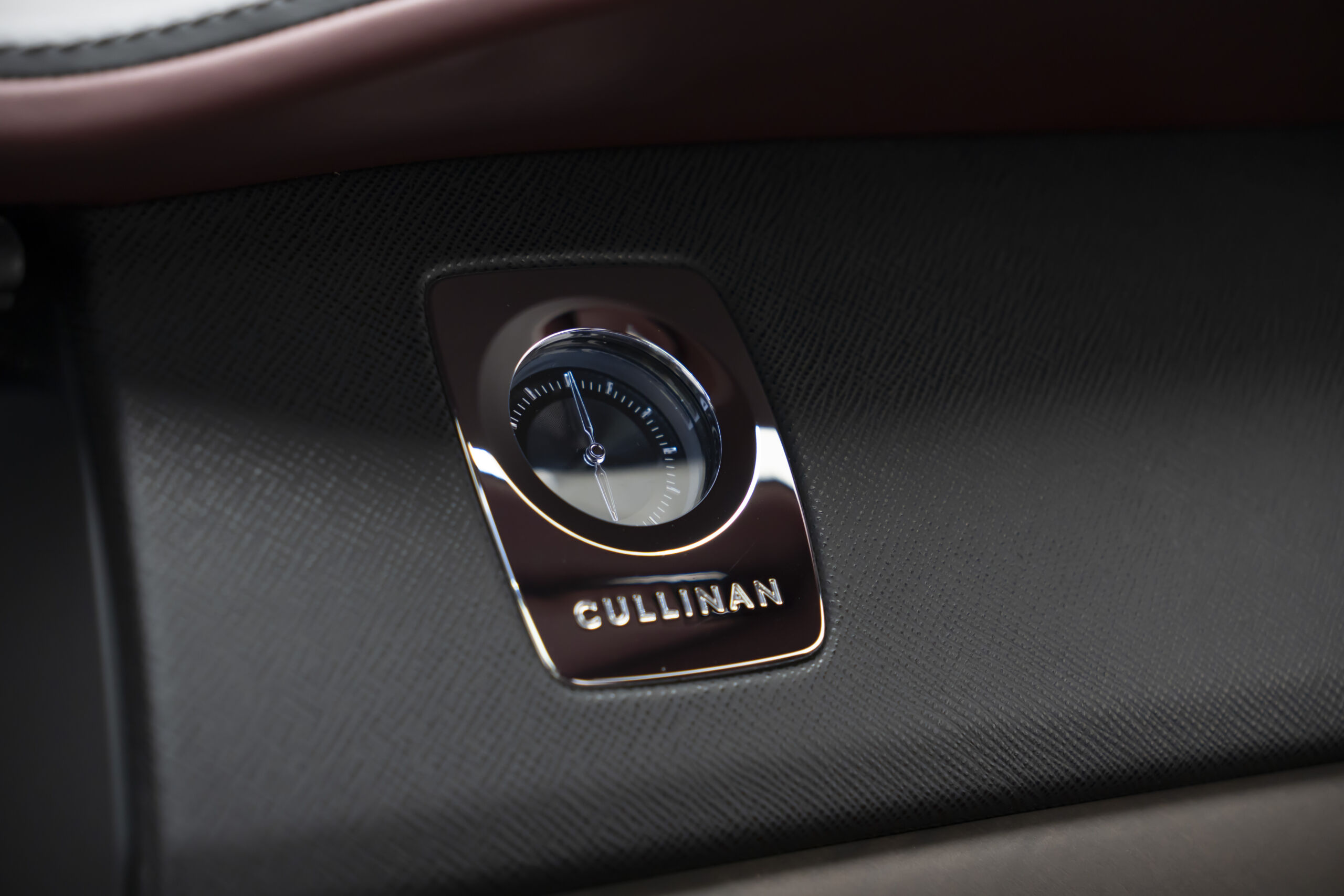 
								2019 Rolls-Royce Cullinan Silver Badge full									